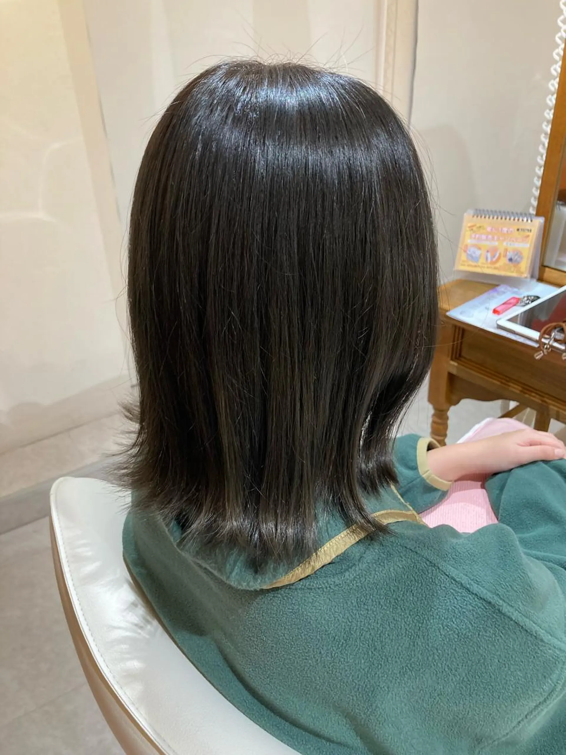 ミディアム カラー 山﨑 まなかのヘアスタイル