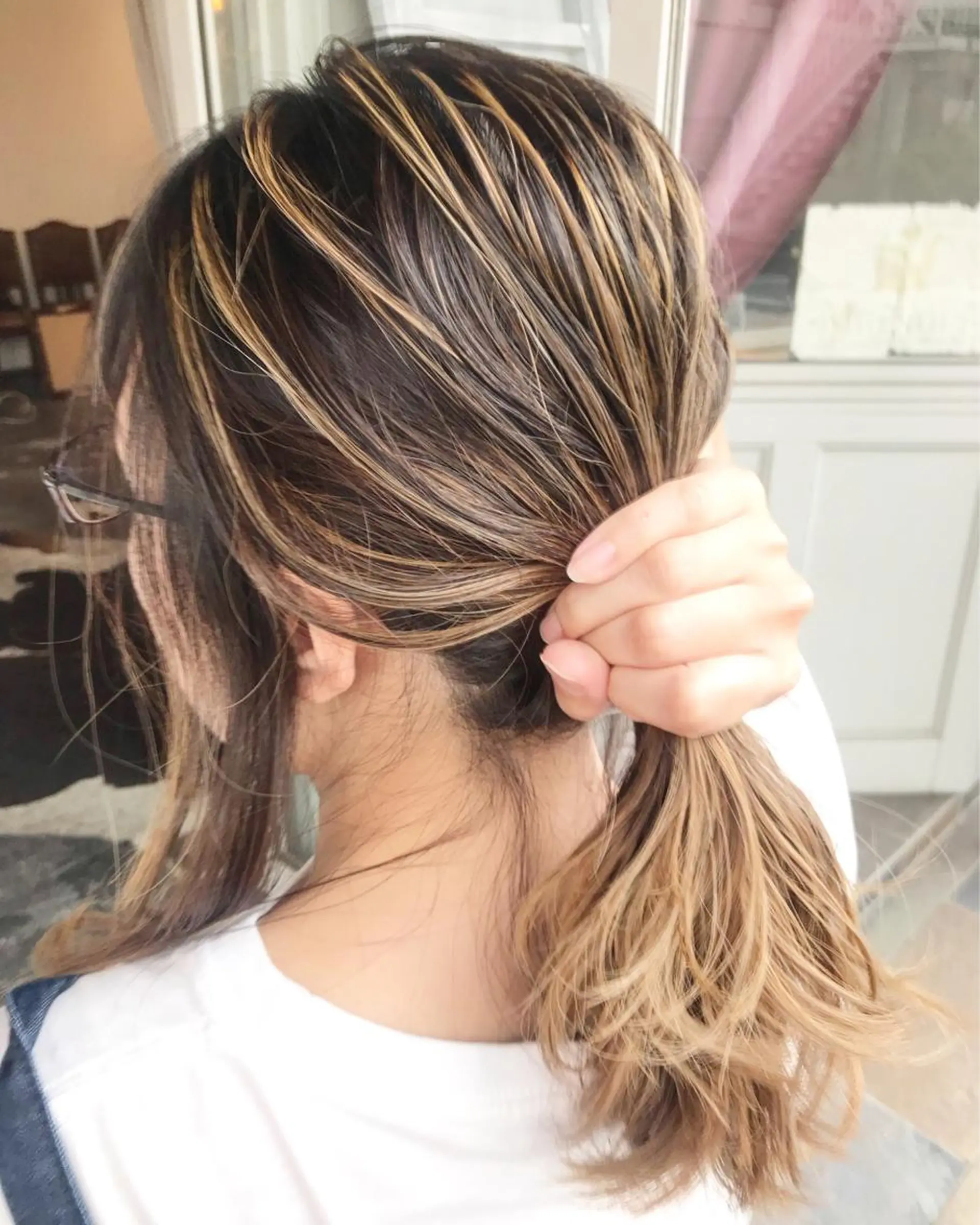 ミディアム カラー ヘアアレンジ お団子ヘア 結婚式・ブライダル 切りっぱなしボブ バレイヤージュ デザインカラー Mariana/ 鶴原-ハイライトのヘアスタイル