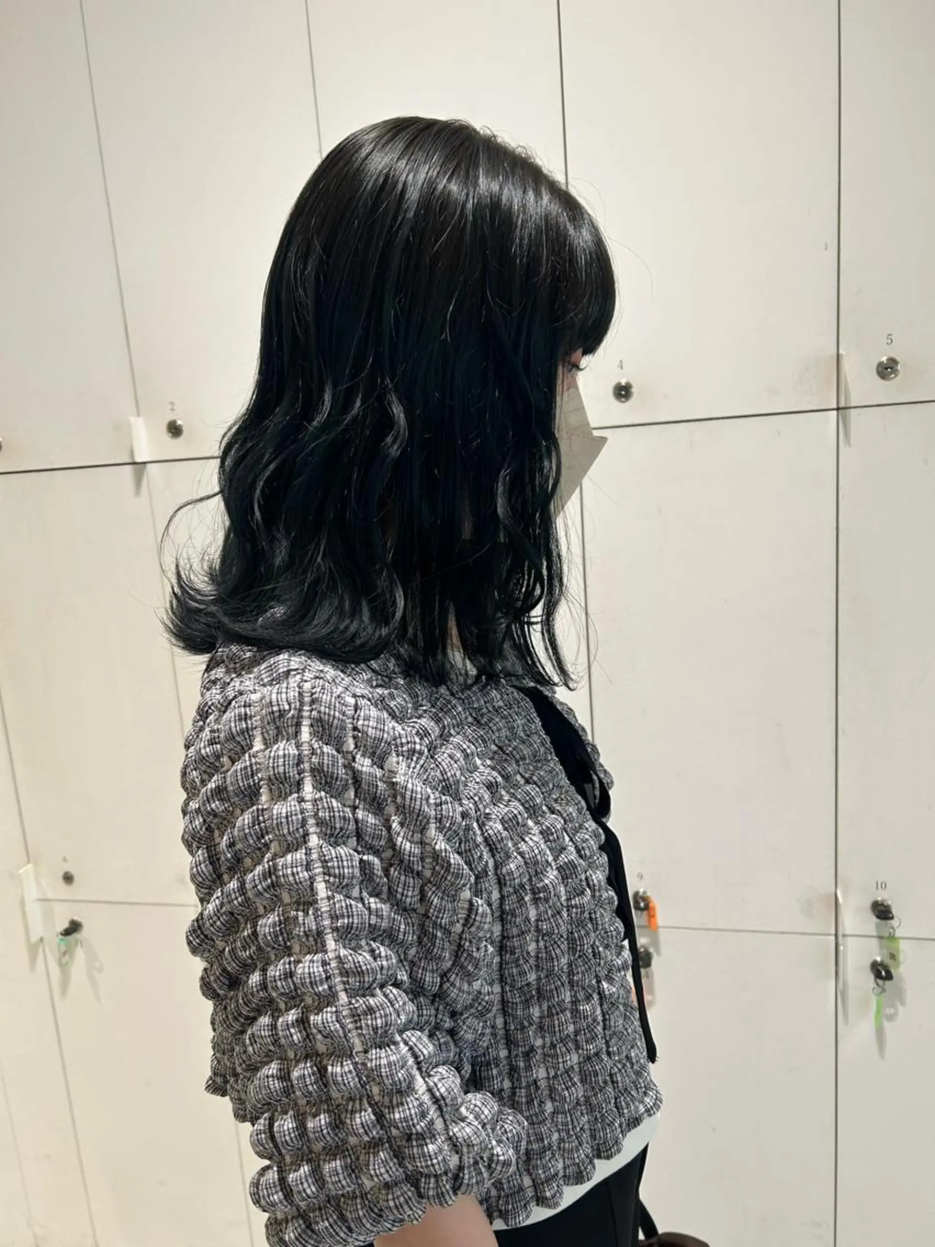 ミディアム カラー 黒髪 ブルーカラー ブルーブラック カット ヘアカラー トリートメント 透明感カラー🫧 nanohaのヘアスタイル