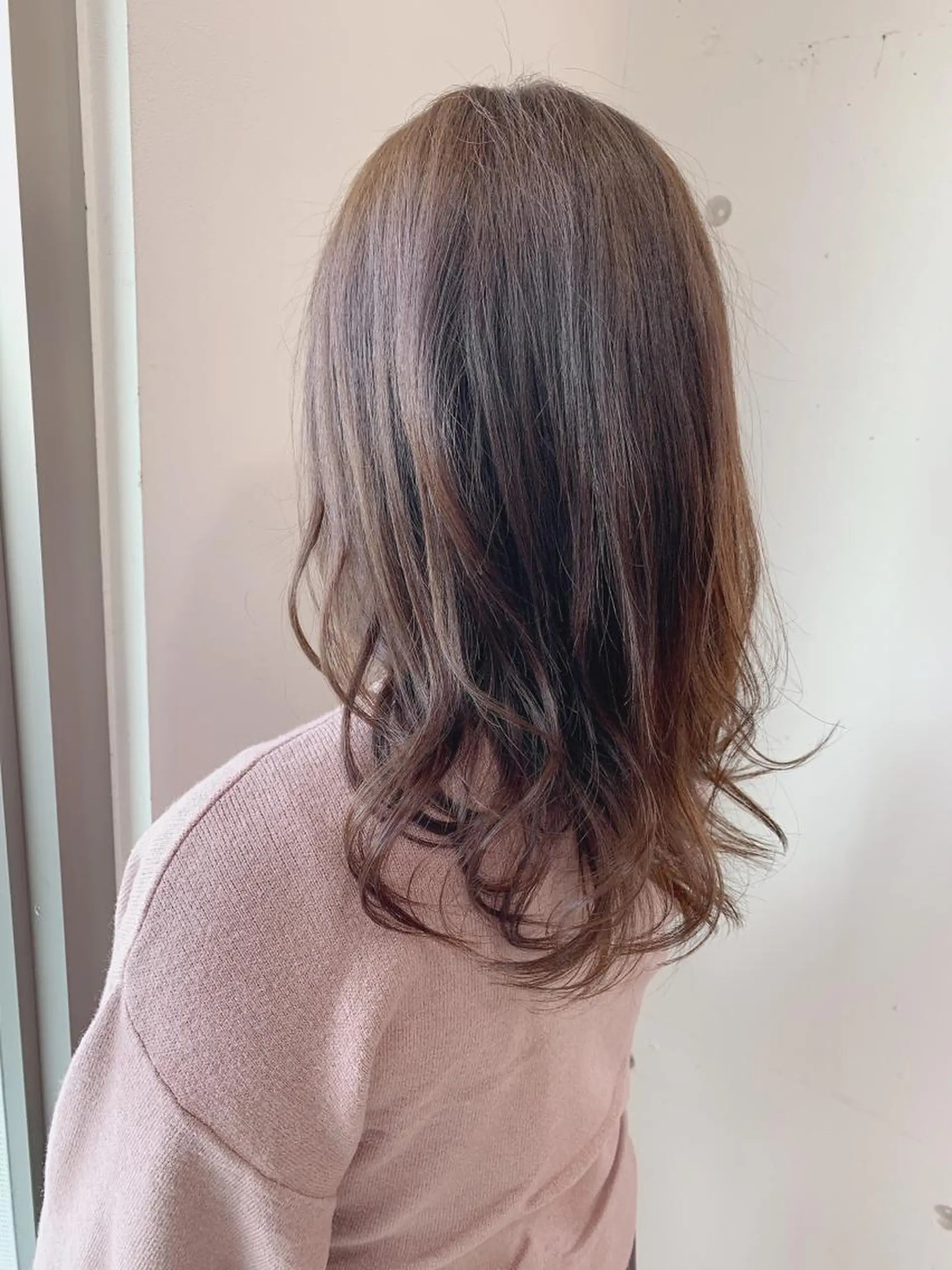 セミロング カラー 白髪ぼかしハイライト 柳川拓哉のヘアスタイル