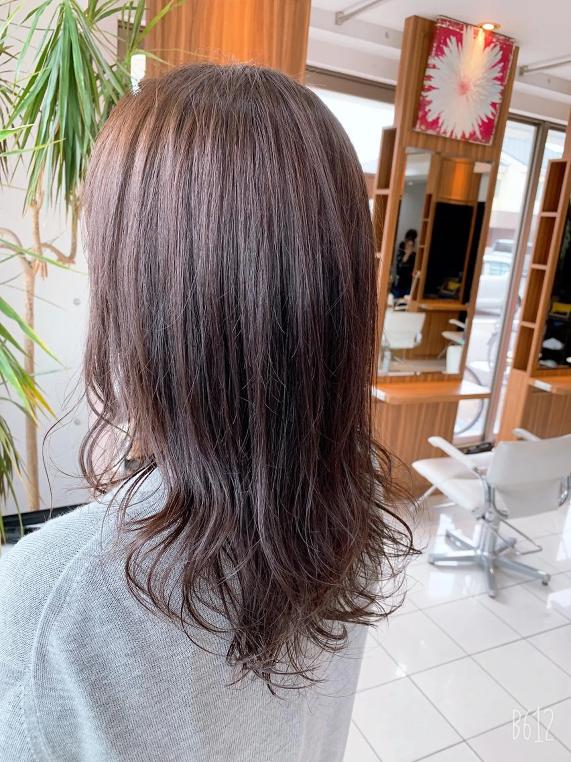 セミロング カラー グレージュ 白髪ぼかしハイライト 柳川拓哉のヘアスタイル