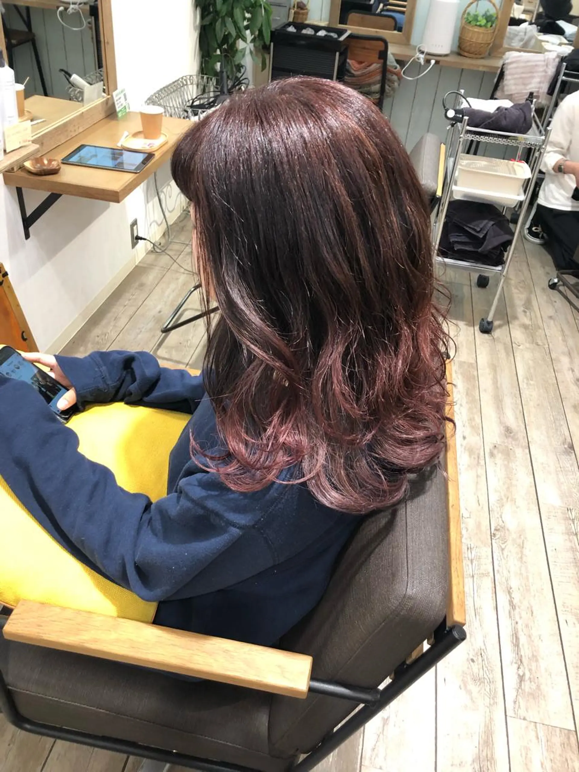 セミロング カラー ヘアアレンジ ピンクカラー 外ハネヘア 顔周りcut・ご相談 ＝新宿しずく🇰🇷のヘアスタイル