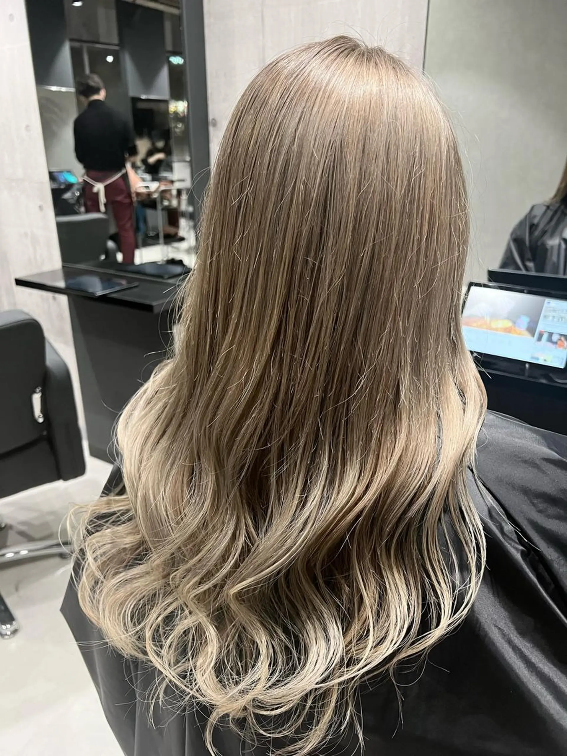 ロング カラー ベージュカラー ブロンド ブロンドベージュ mimiiy梅田 中崎町ハイトーンのヘアスタイル