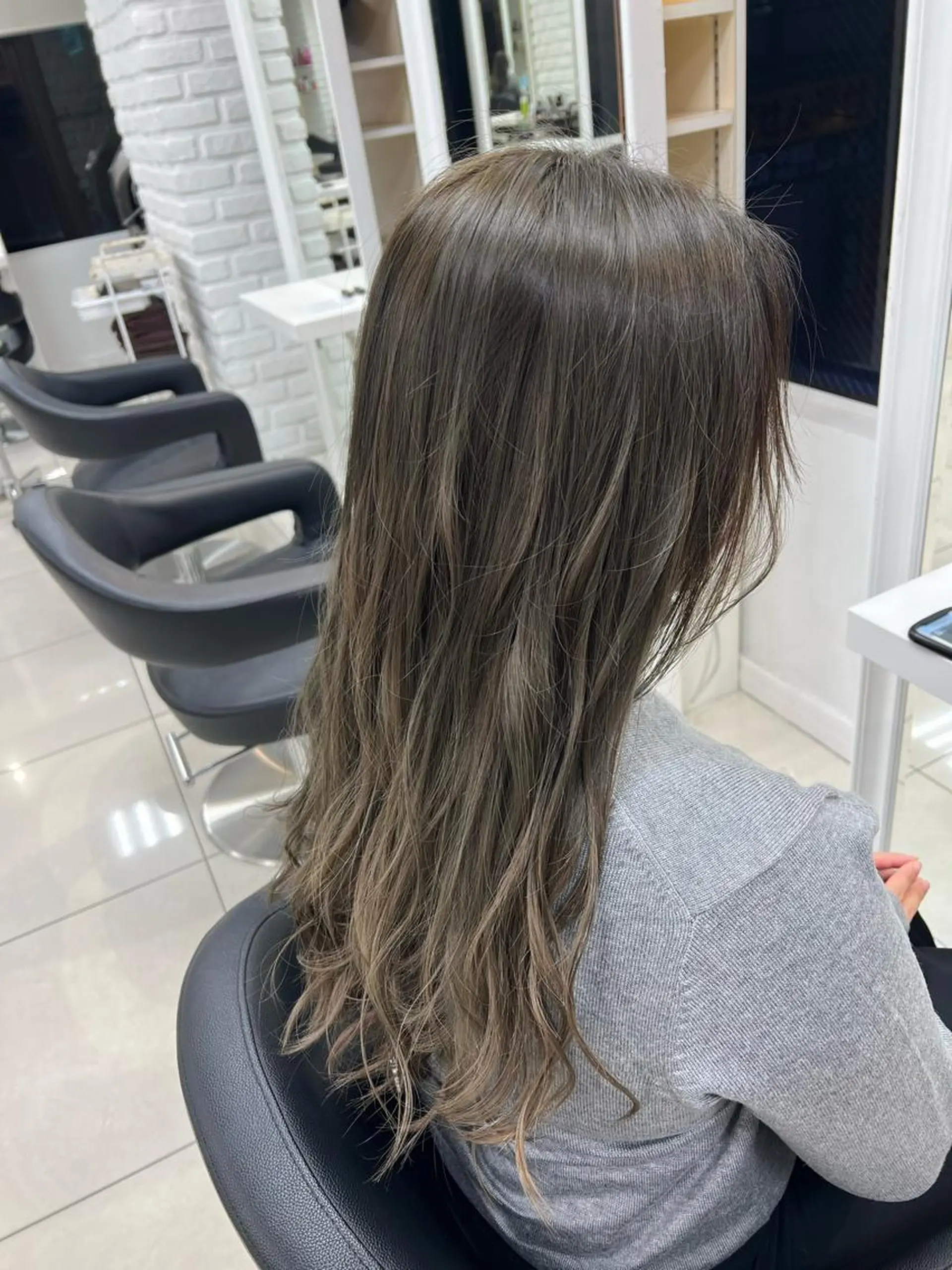 セミロング カラー ブリーチ 透明感カラー グレージュ オリーブグレージュ オリーブグレー ヘアカラー トリートメント 【暖色カラー特化】 中山由梨のヘアスタイル