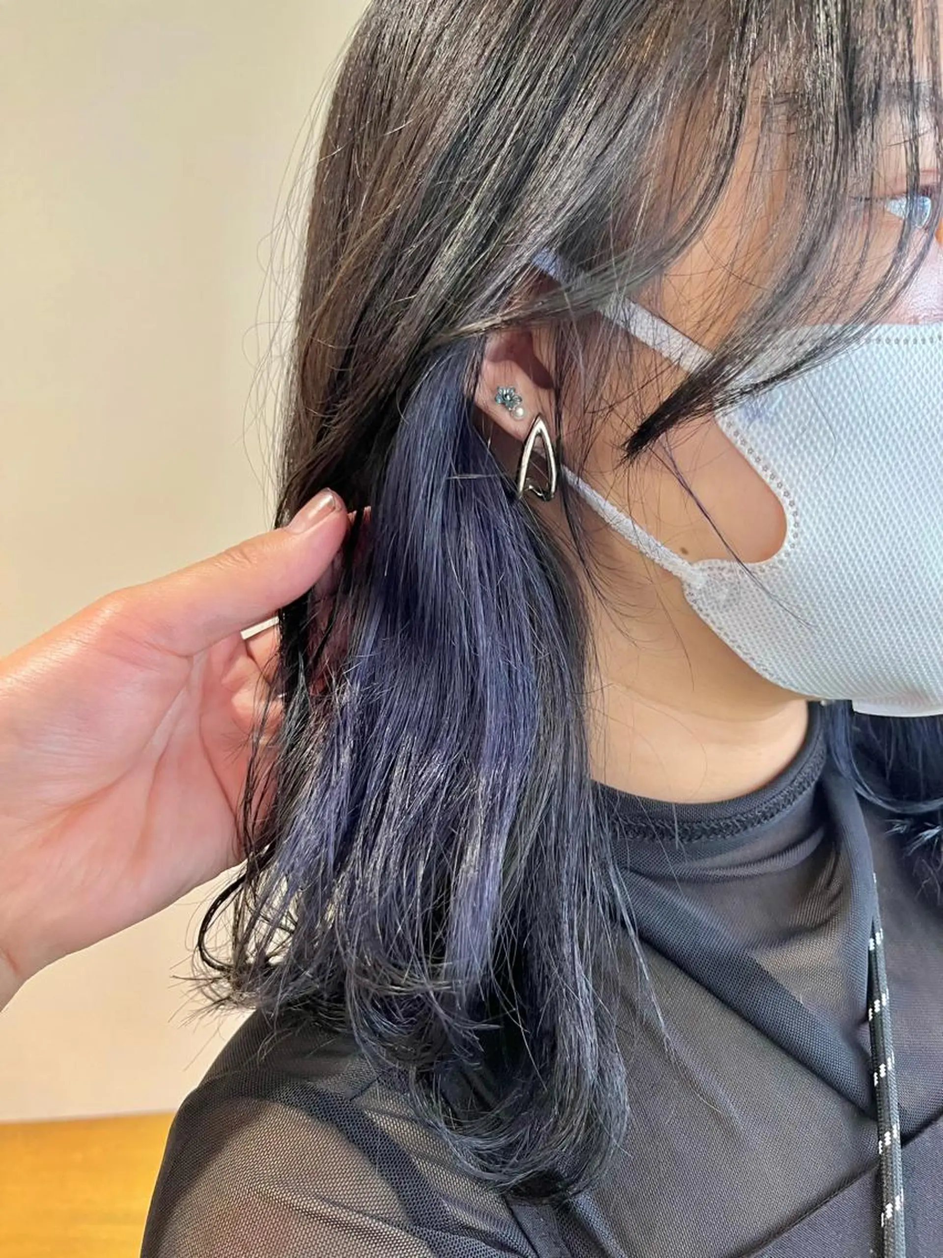 カラー ブルーカラー ブルーラベンダー ラベンダーカラー ヘアカラー 森田翔斗 顔周りレイヤーのヘアスタイル