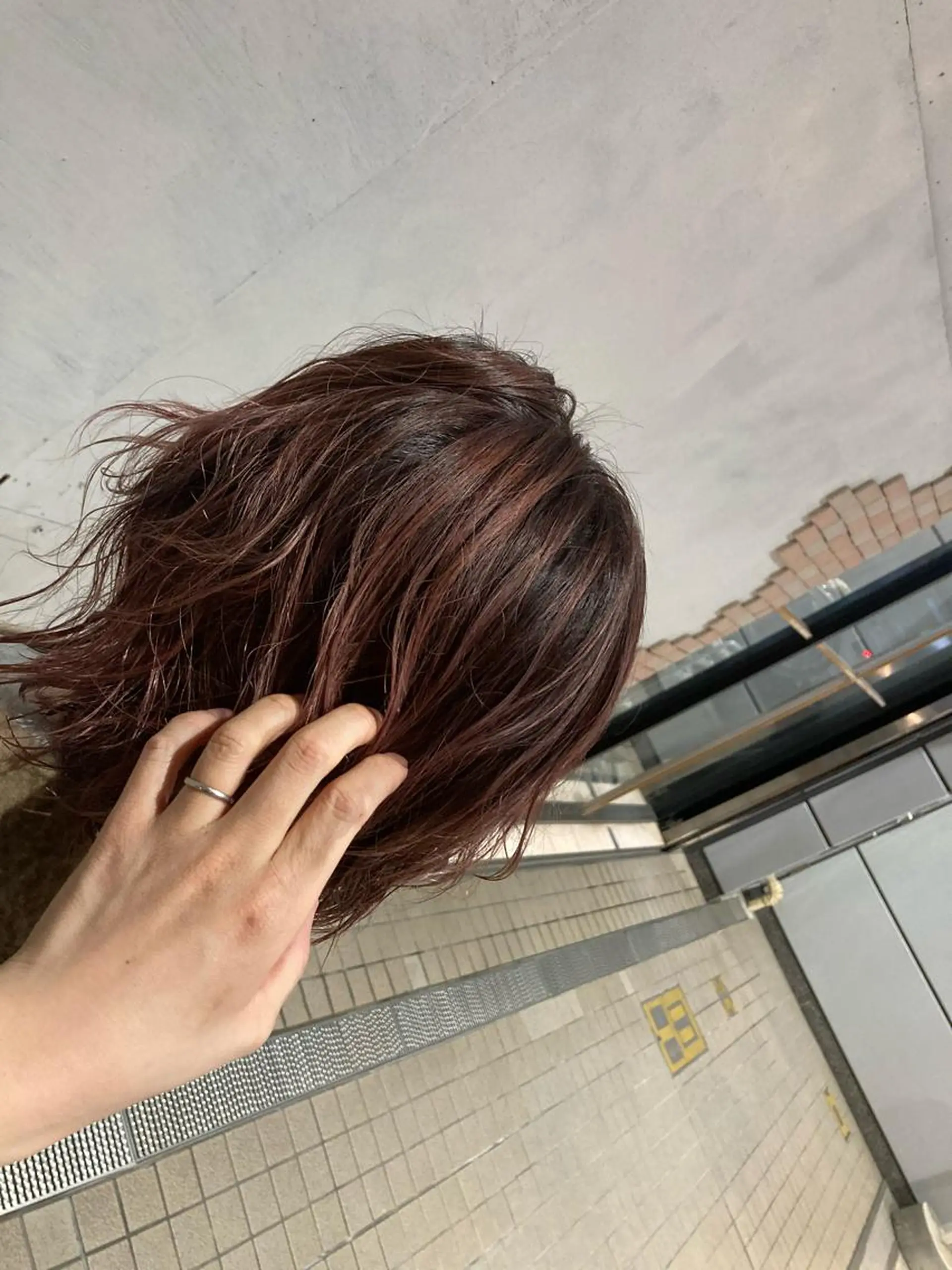 ミディアム カラー バレイヤージュ ピンクカラー レッドカラー レイヤーカット カット ヘアカラー トリートメント SHAFT Ieiriのヘアスタイル