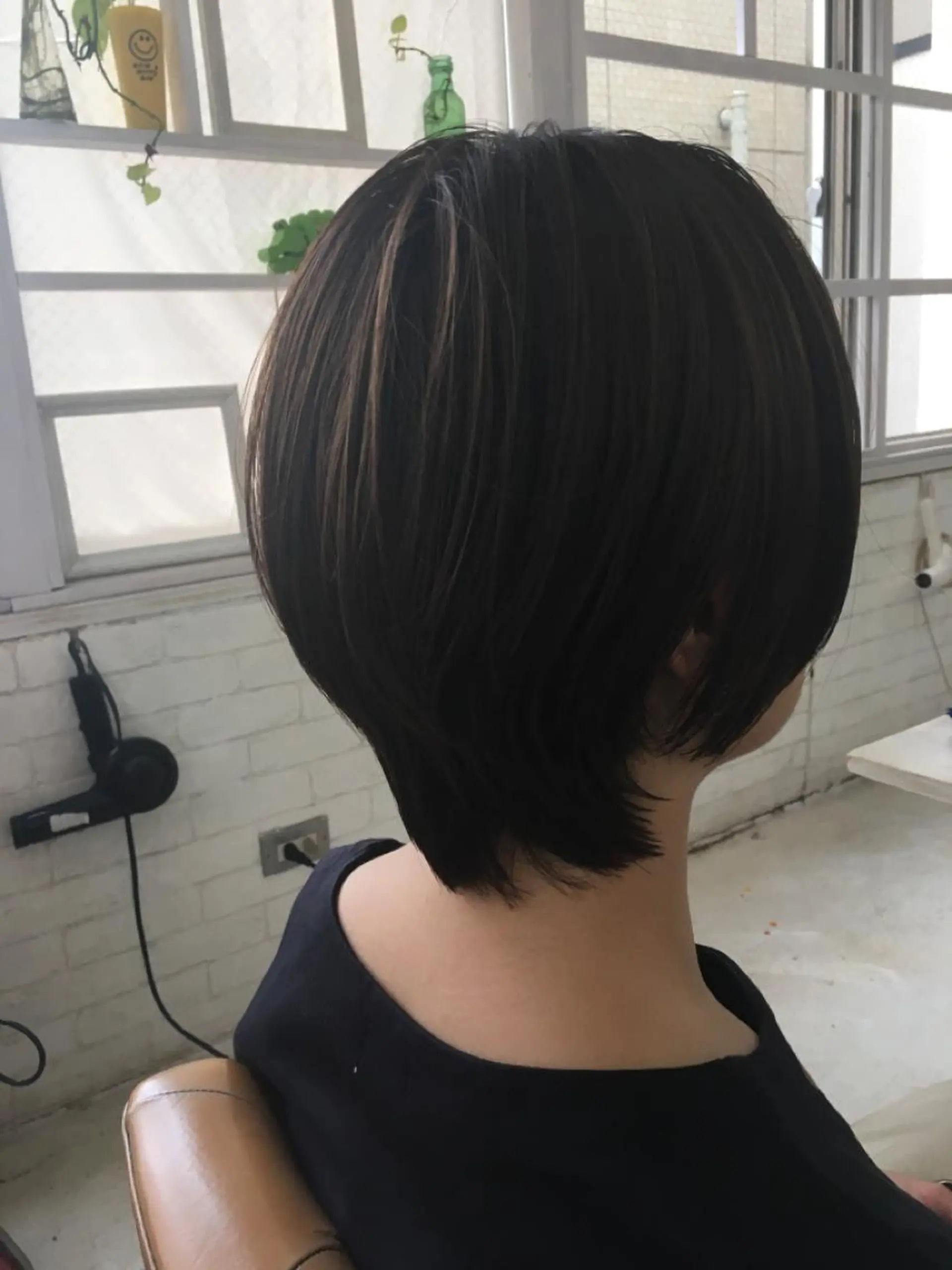 ショート カラー ショートレイヤー ハンサムショート バレイヤージュ ブリーチ ケアブリーチ カット トリートメント ♡オシャ髪♡AI ✂️newi町田のヘアスタイル