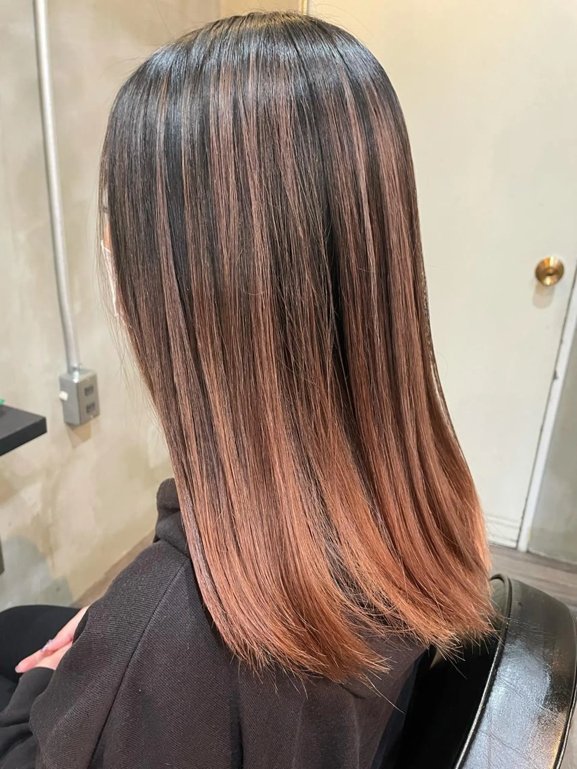 セミロング カラー バレイヤージュ ベージュカラー ピンクカラー ピンクベージュ レイヤーカット La fith 店長 城谷颯人のヘアスタイル