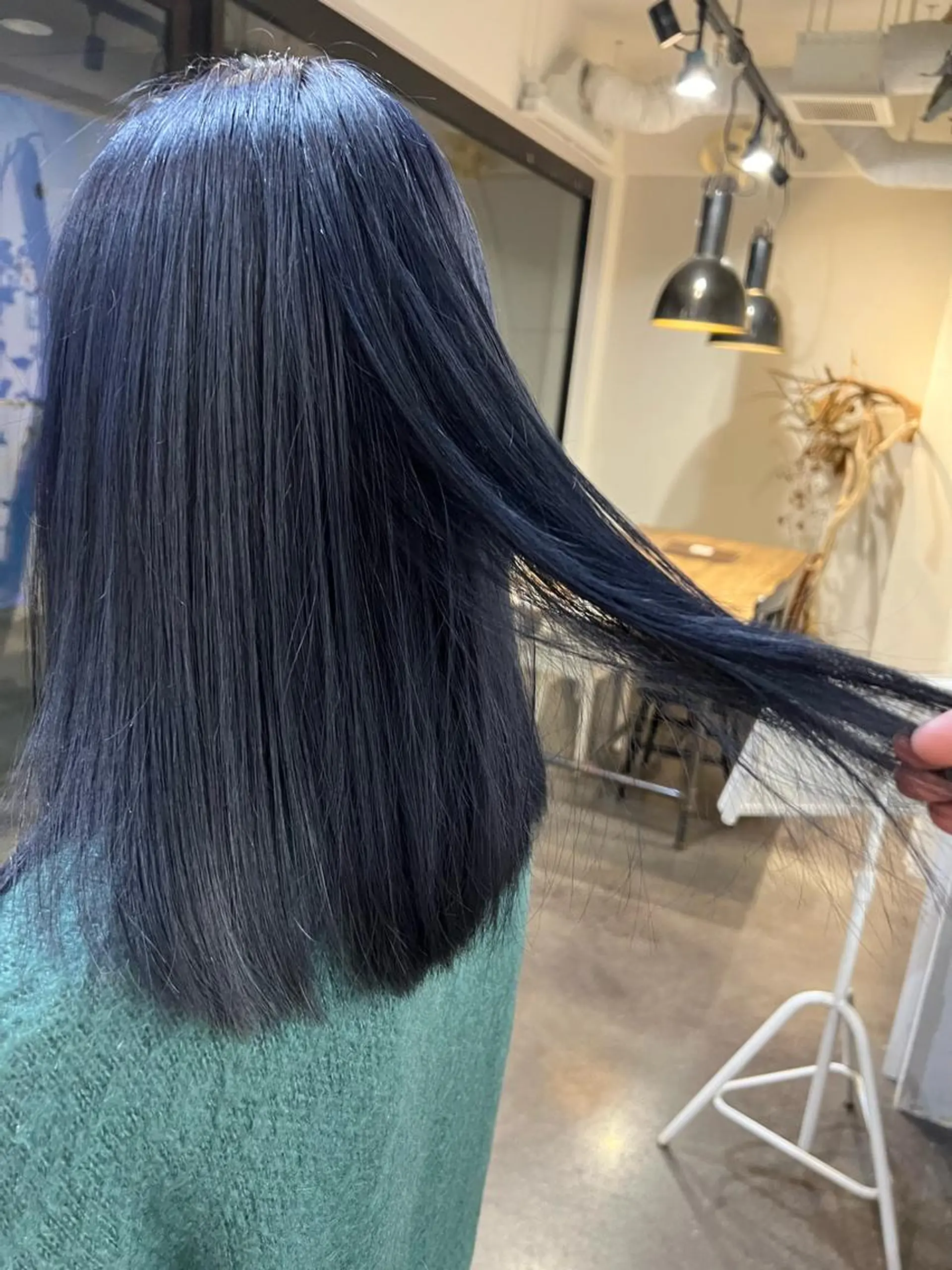 ミディアム カラー 黒髪 ブリーチ ブルーカラー ブルーブラック ネイビーカラー カット ヘアカラー 千葉 郁也のヘアスタイル