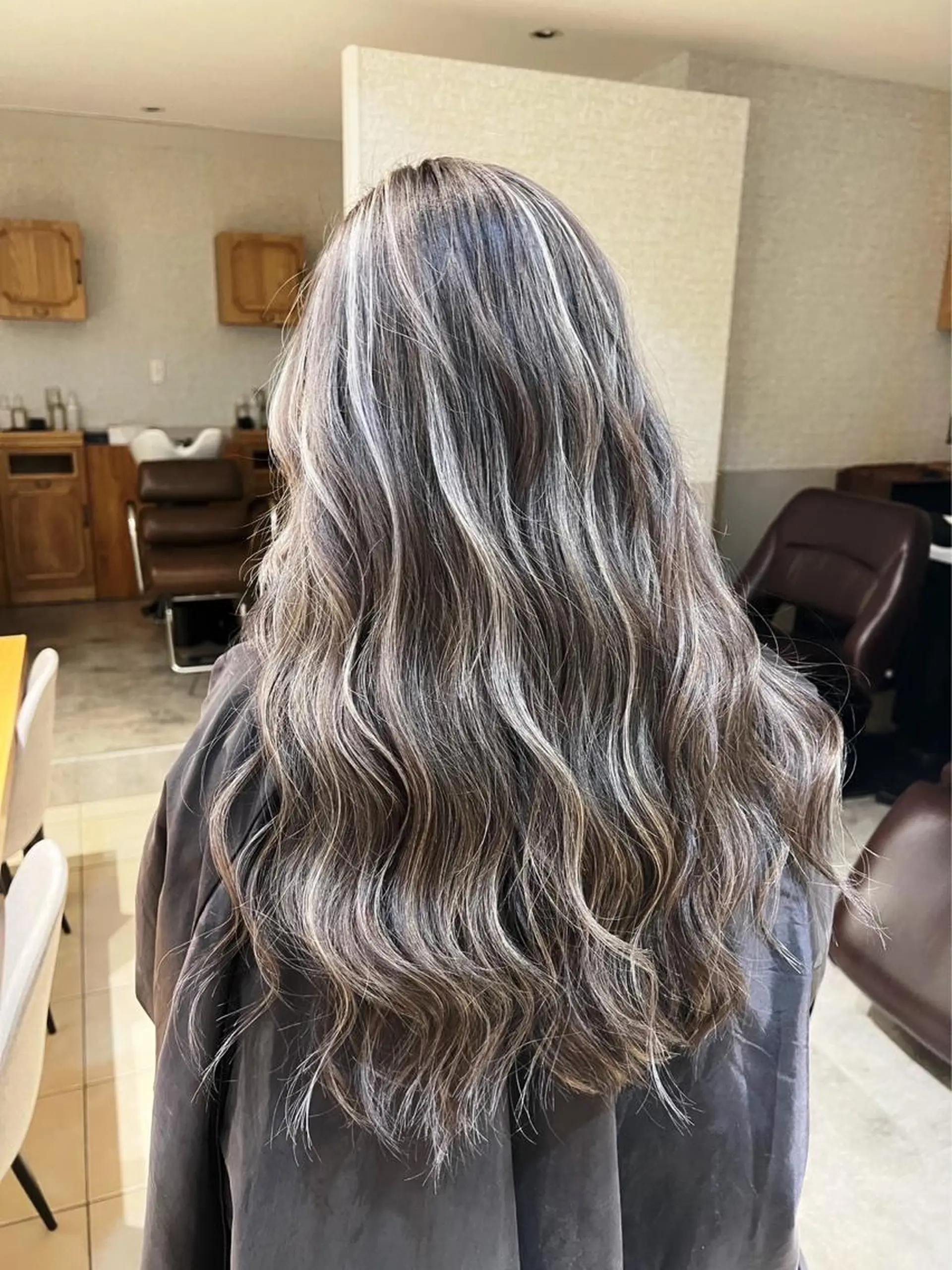 ロング カラー ダークグレー ダークグレージュ グレージュ ハイライトカラー ハイライト ヘアカラー トリートメント ROBIN所属・指名数No.1 /NAOYAのヘアスタイル