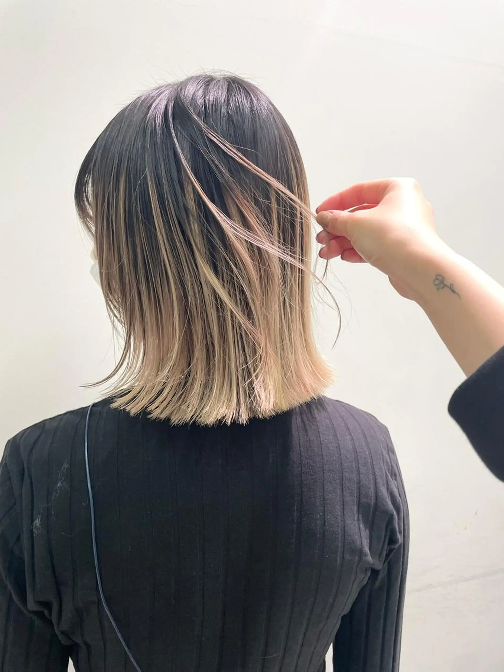 ミディアム カラー 抜きっぱなしブロンド カット ヘアカラー トリートメント GO TODAY シェアサロン Flos店所属・耳つぼジュエリー 👂🏻🌸ayaのエステ・リラクイメージ