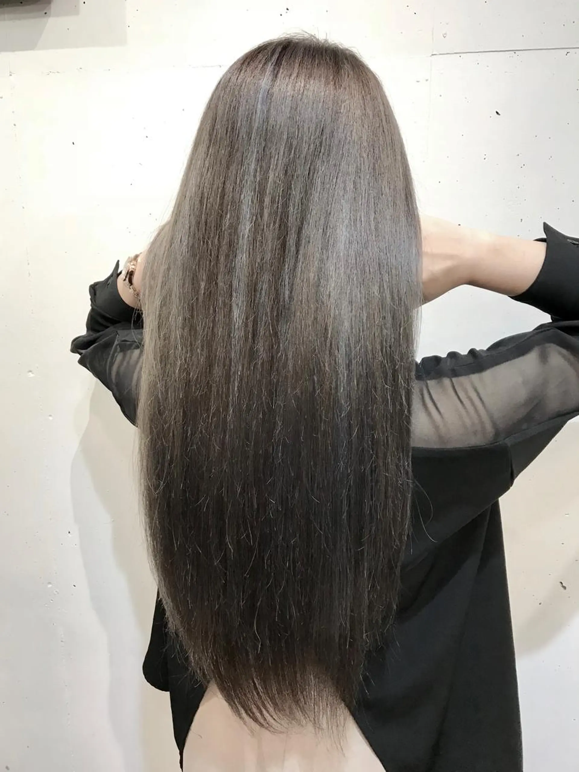 ロング カラー グレージュ ハイライトカラー イルミナカラー シルバー シルバーグレージュ ヘアカラー トリートメント ヘッドスパ Akua【代表】 Kazumaのヘアスタイル