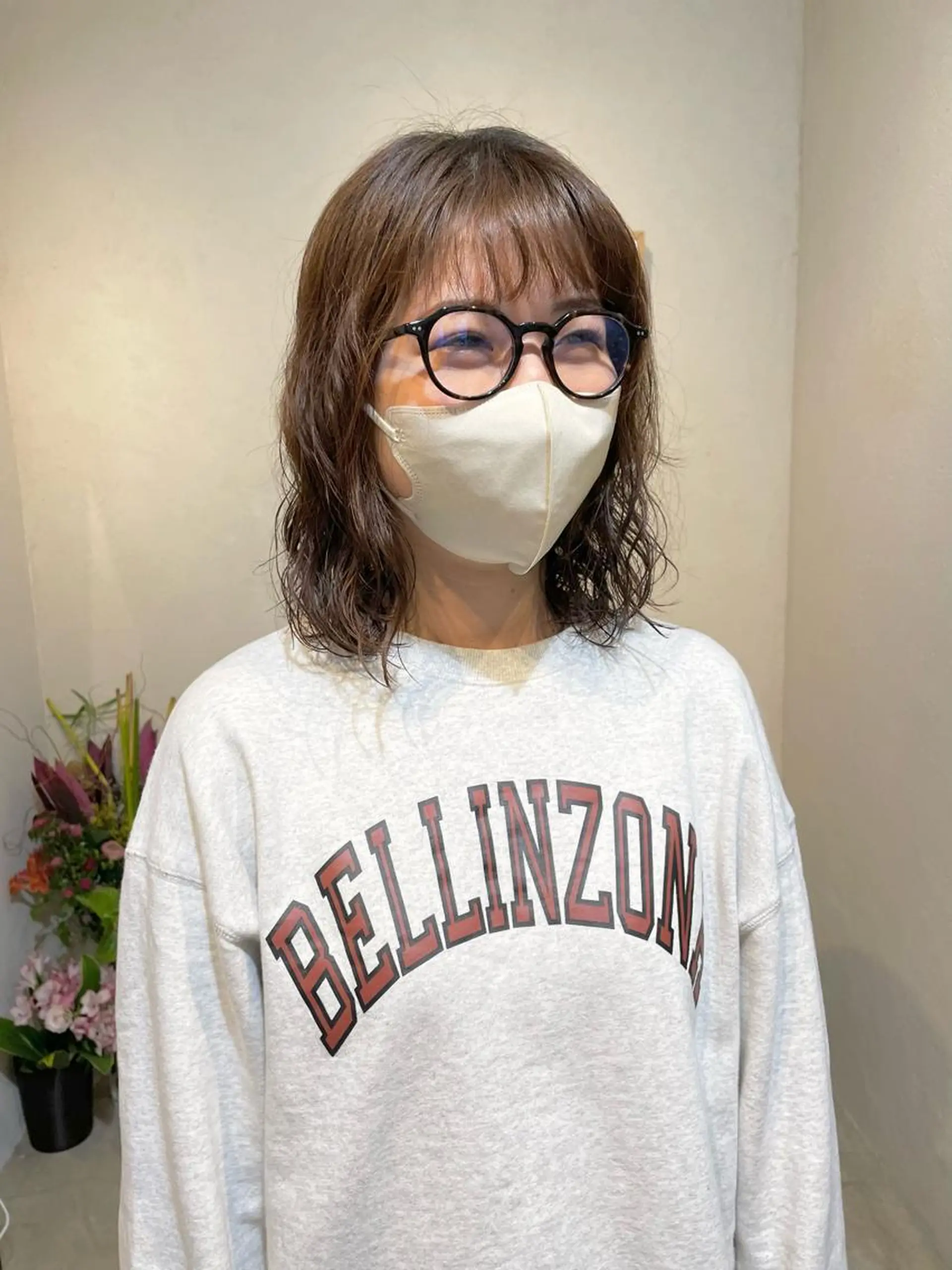 ミディアム パーマ ミディアムパーマ 似合わせカット ニュアンスパーマ Rin:nel hair所属・Takanishi くすみベージュカラーのヘアスタイル