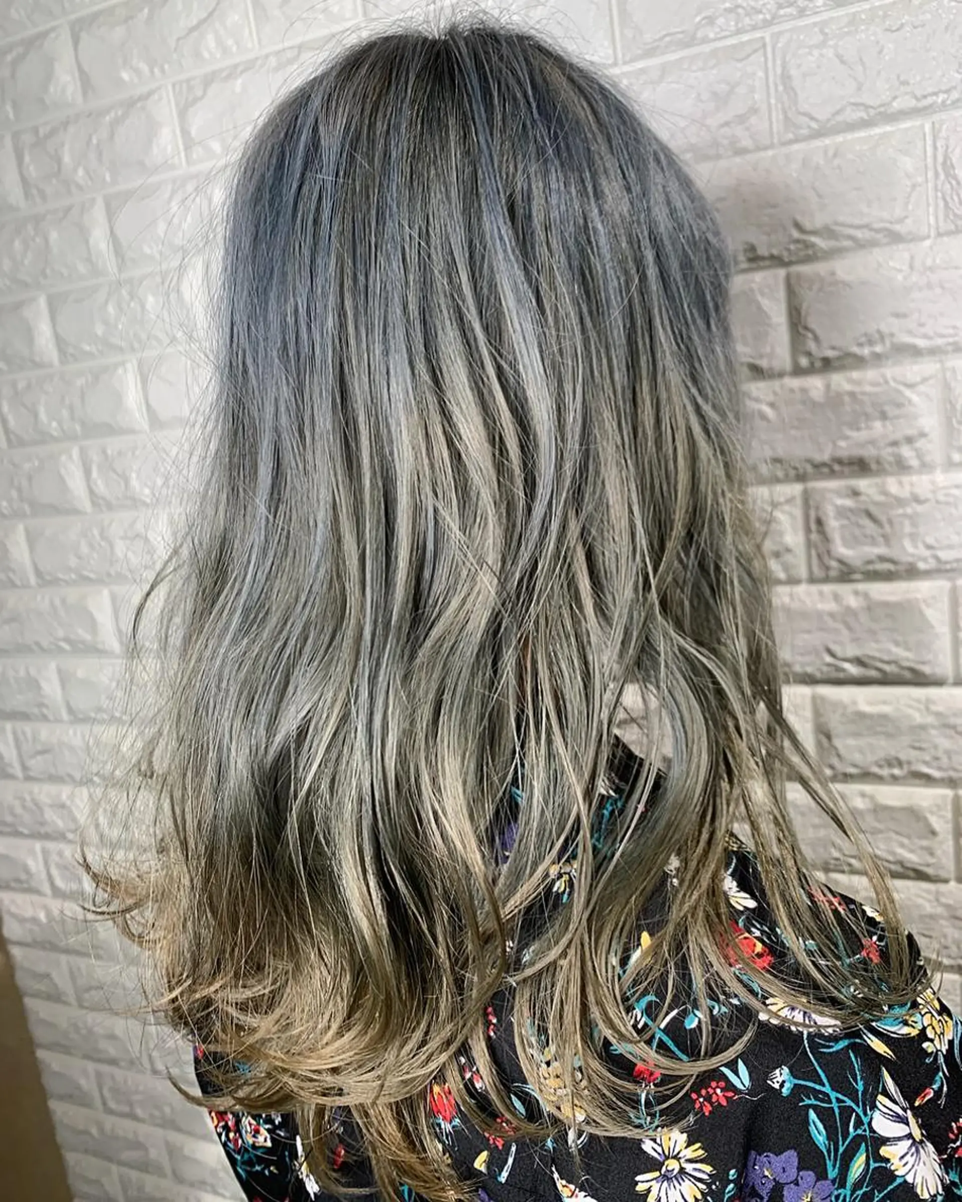 セミロング カラー アッシュ ブリーチ カット ヘアカラー トリートメント ヘッドスパ Lee東三国 店長 谷辻誠志のヘアスタイル