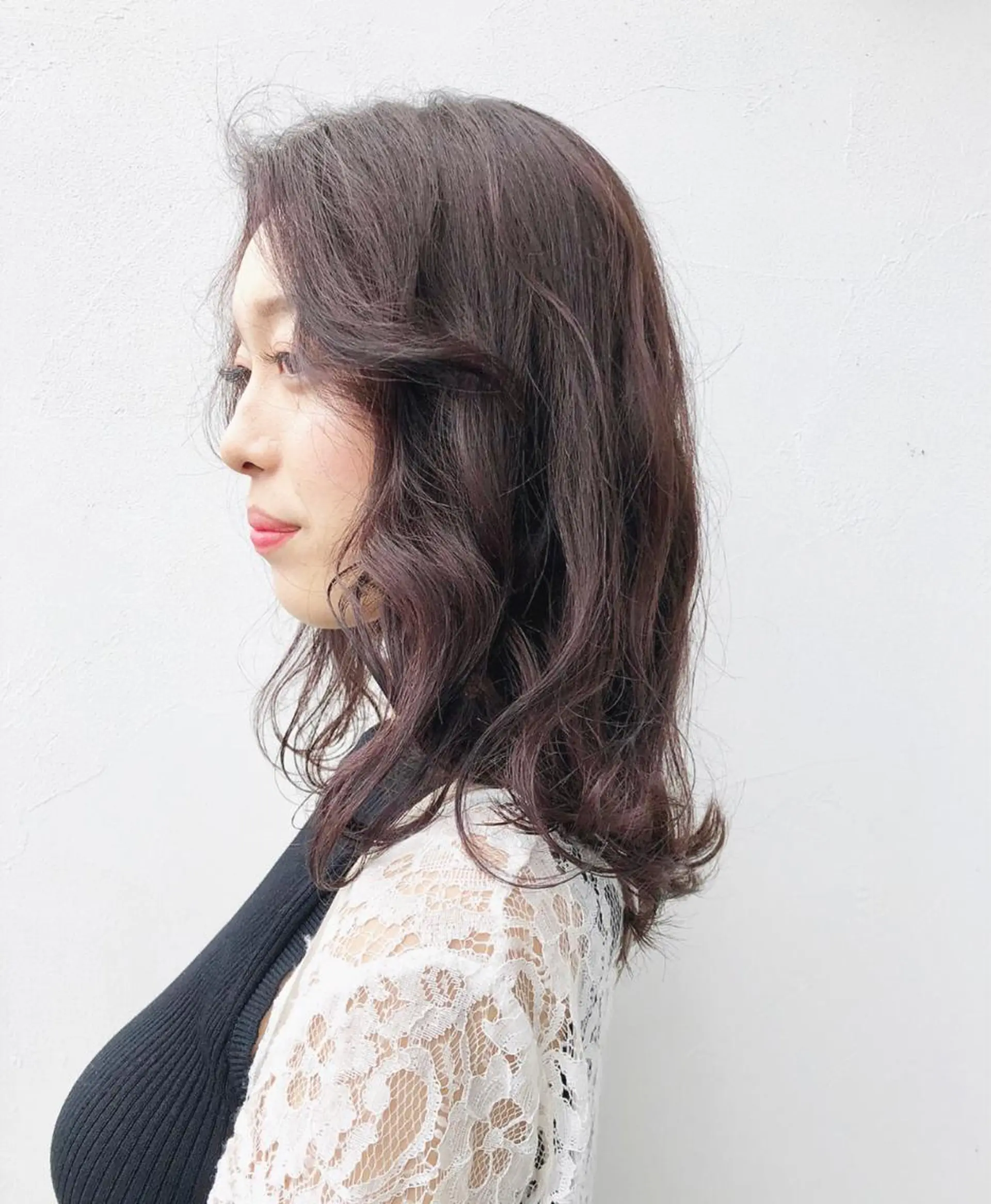 ミディアム カラー アッシュ ブリーチ 透明感カラー ラベンダーカラー ラベンダーアッシュ カット ヘアカラー 岩田 萌那のヘアスタイル