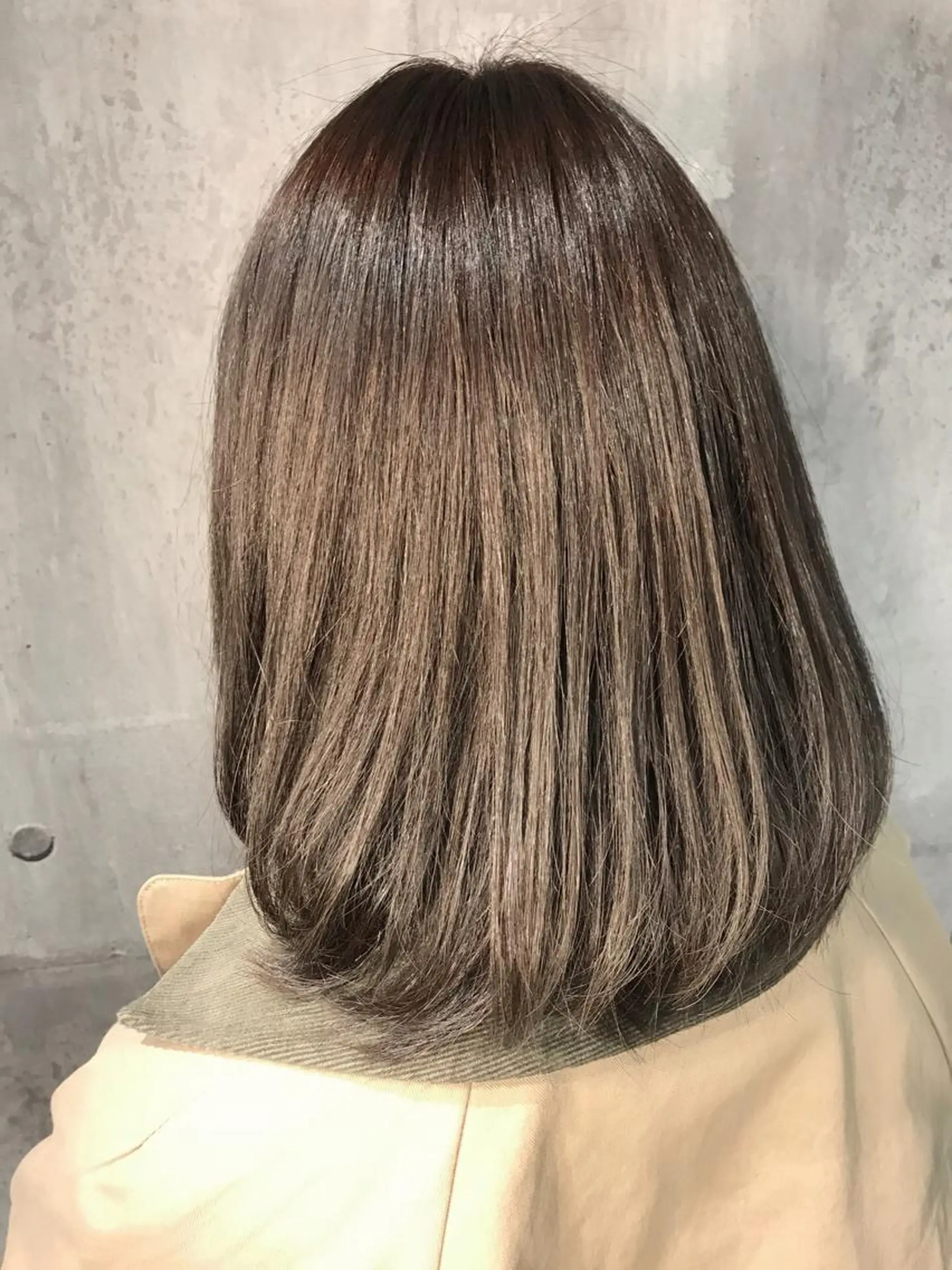 ミディアム カラー グレージュ シルバー シルバーグレージュ カット ヘアカラー トリートメント 髪質改善ｶﾗｰ ｹｱﾌﾞﾘｰﾁ/ﾀﾑのヘアスタイル