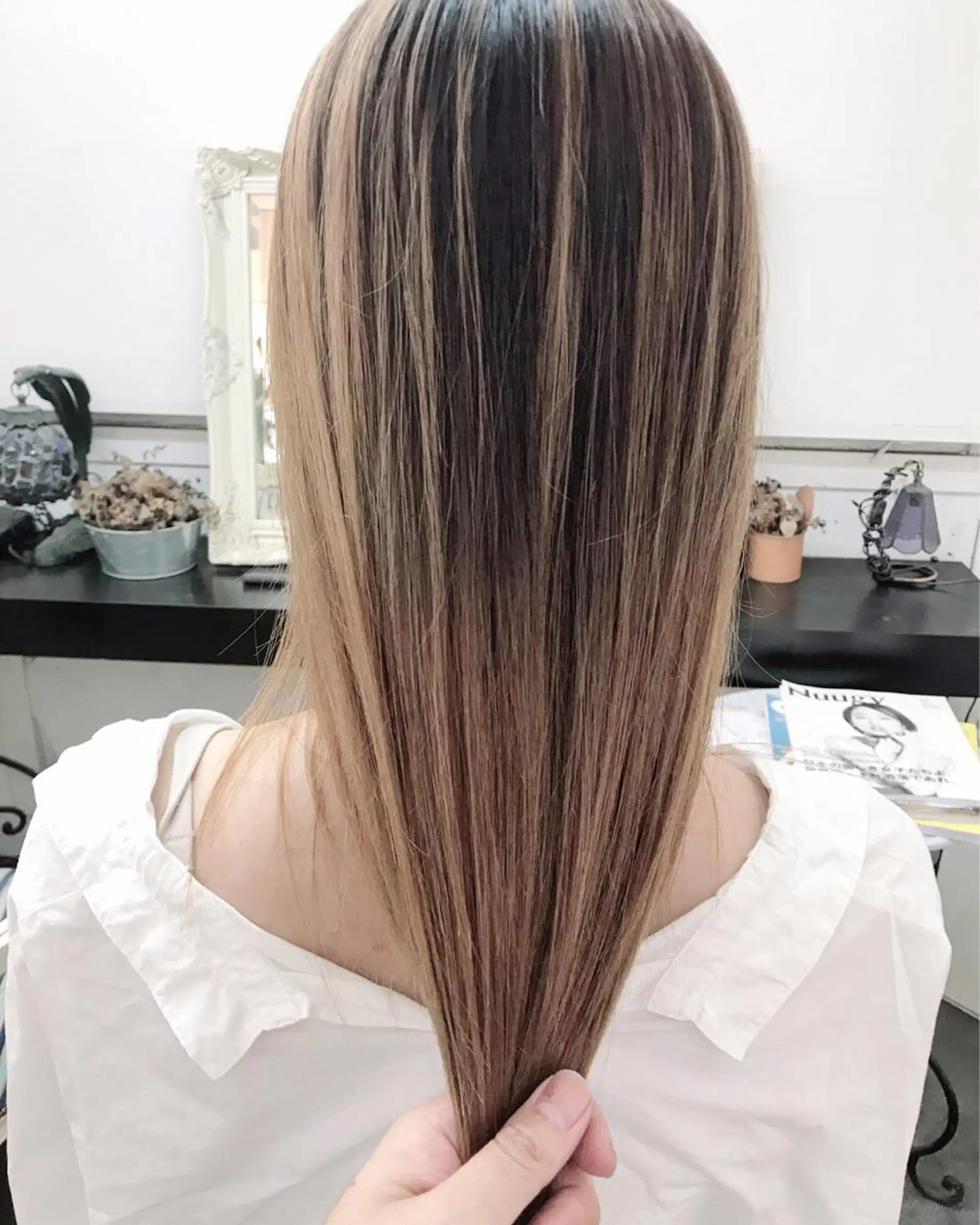 セミロング カラー ヘアアレンジ お団子ヘア 結婚式・ブライダル 切りっぱなしボブ バレイヤージュ デザインカラー Mariana/ 鶴原-ハイライトのヘアスタイル