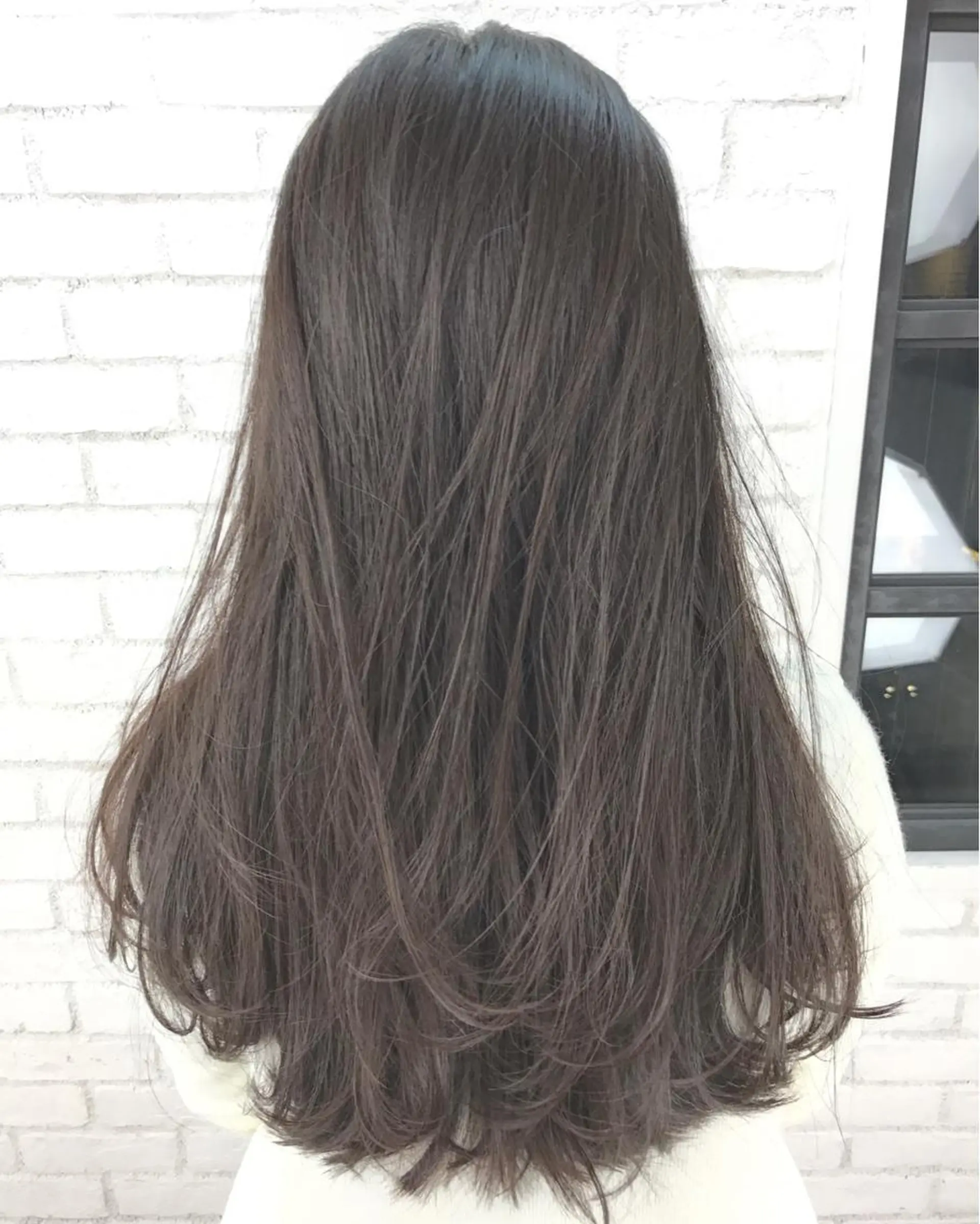 セミロング TOMOYAレイヤー ブリーチ縮毛矯正のヘアスタイル