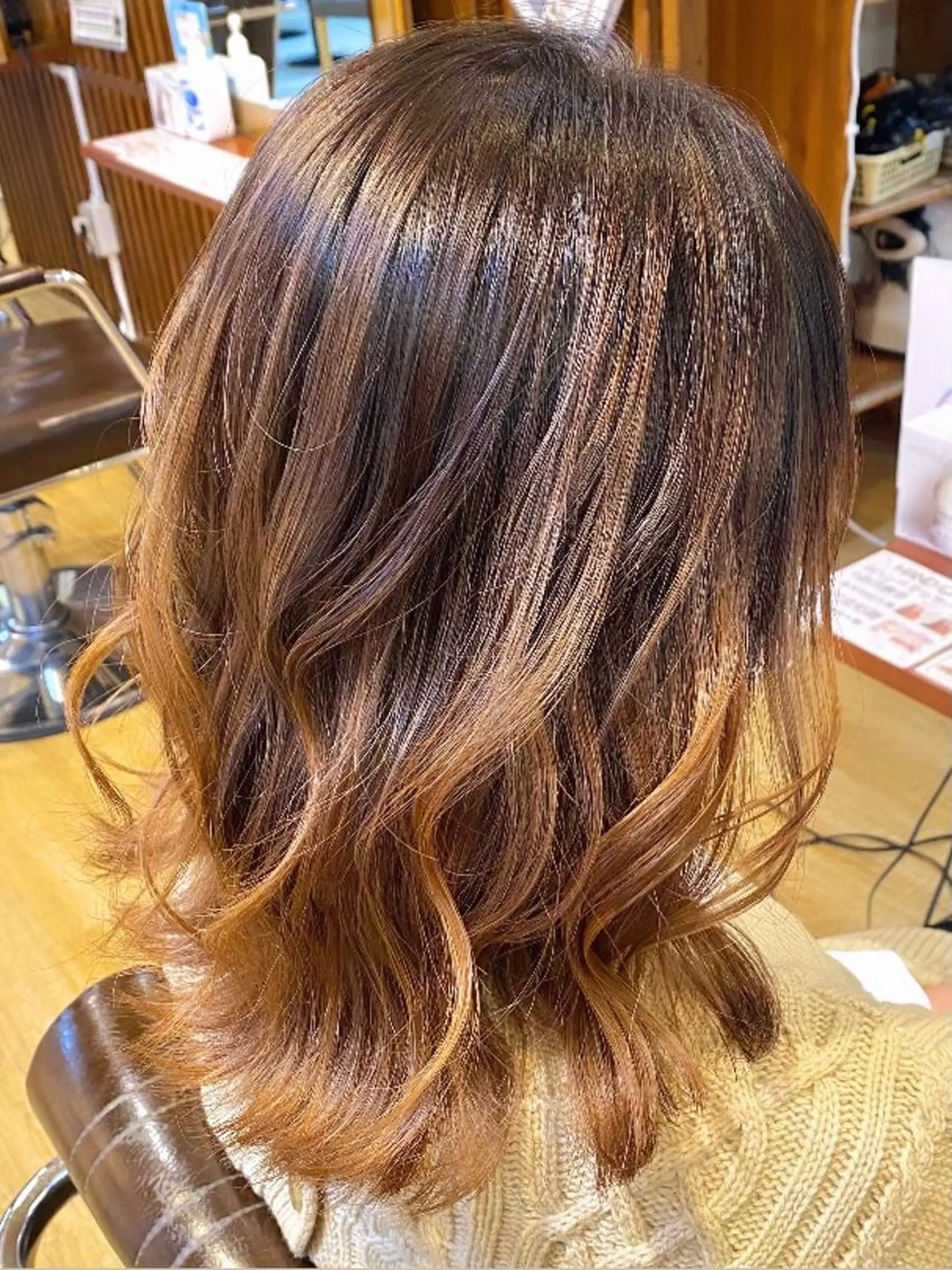 ミディアム カラー バレイヤージュ ハイライトカラー ハイトーンカラー ハイライト レイヤーカット 女性目線でつくる ショートayakaのヘアスタイル