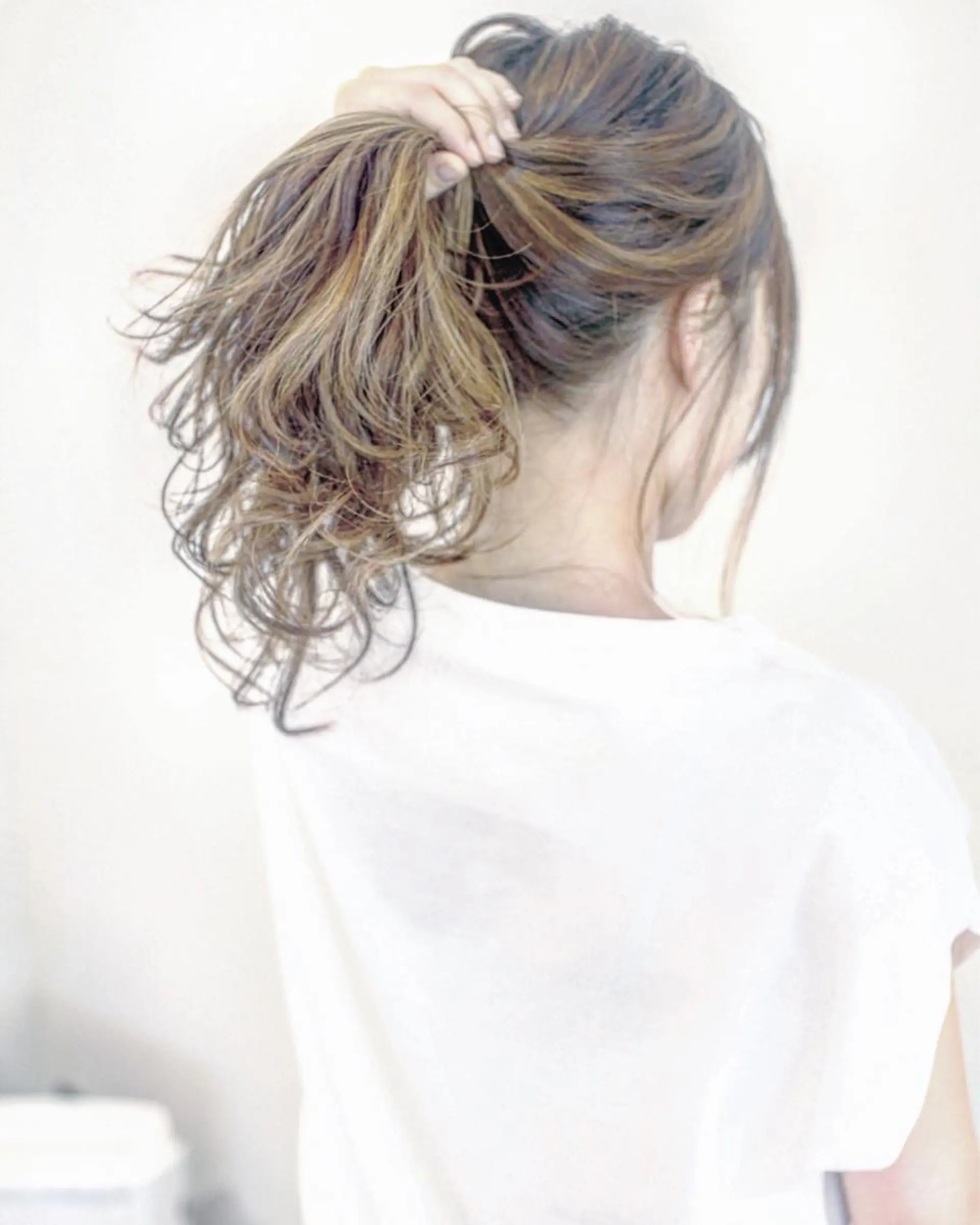 ミディアム カラー ヘアアレンジ アッシュ グラデーションカラー ハイライトカラー ハイライト おくれ毛 Mariana/ 鶴原-ハイライトのヘアスタイル