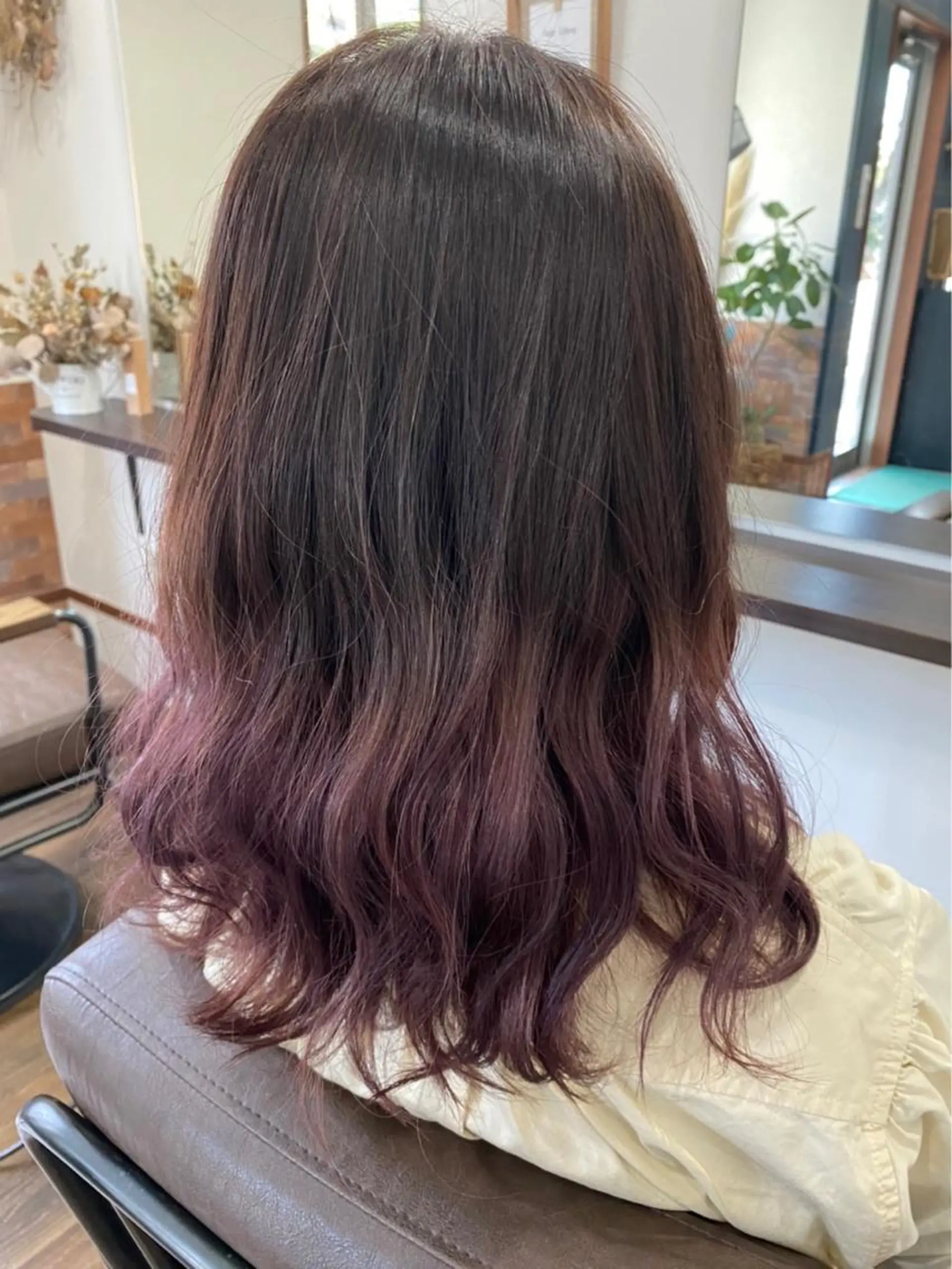 ミディアム カラー ブリーチ グラデーションカラー バイオレットカラー 卒業式のヘアスタイル カット ヘアカラー hair Libra所属・ヘアー リブラのヘアスタイル