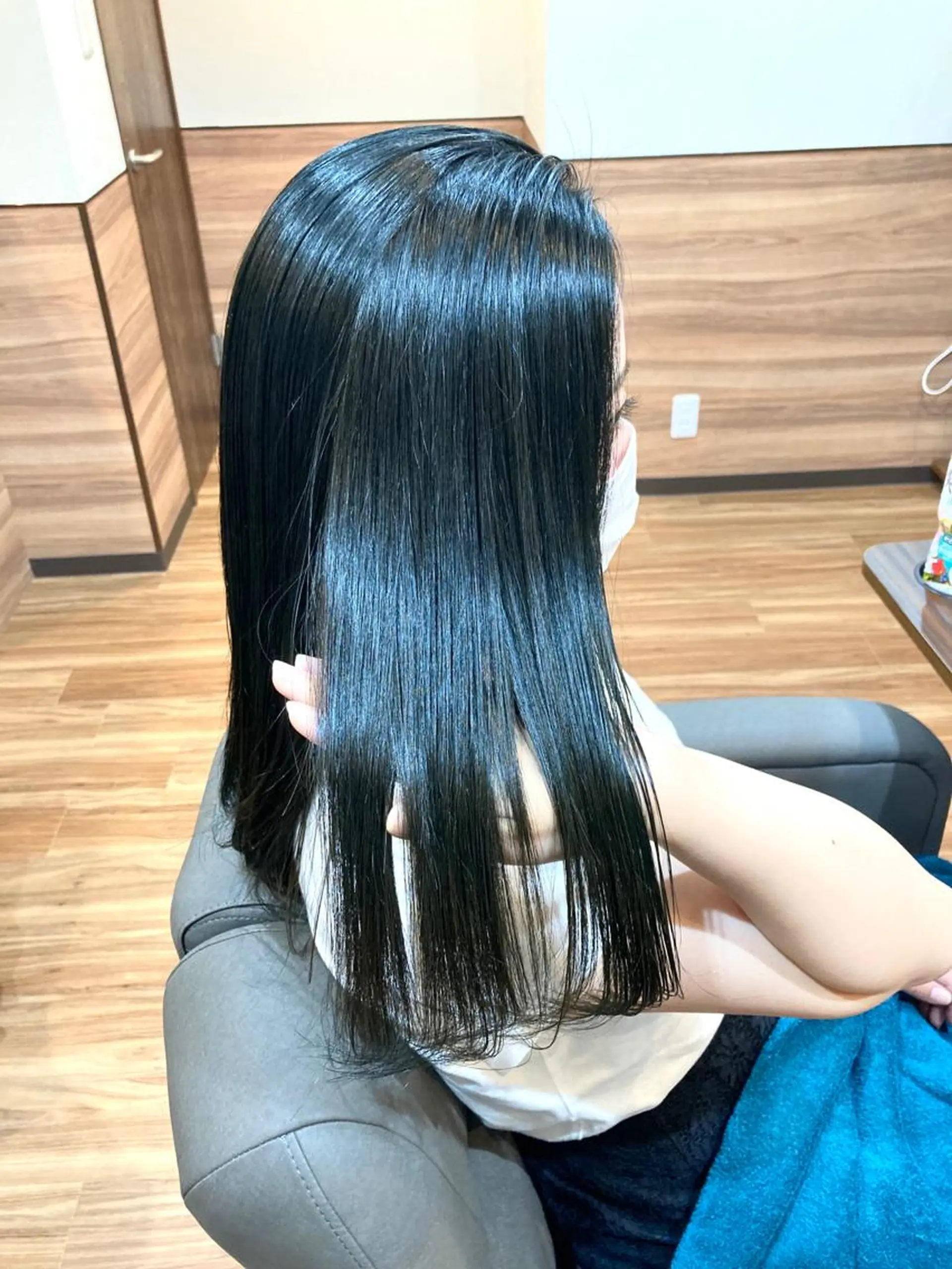 ロング カラー 黒髪 ブルーカラー ブルーブラック Annon プライベートサロンのヘアスタイル