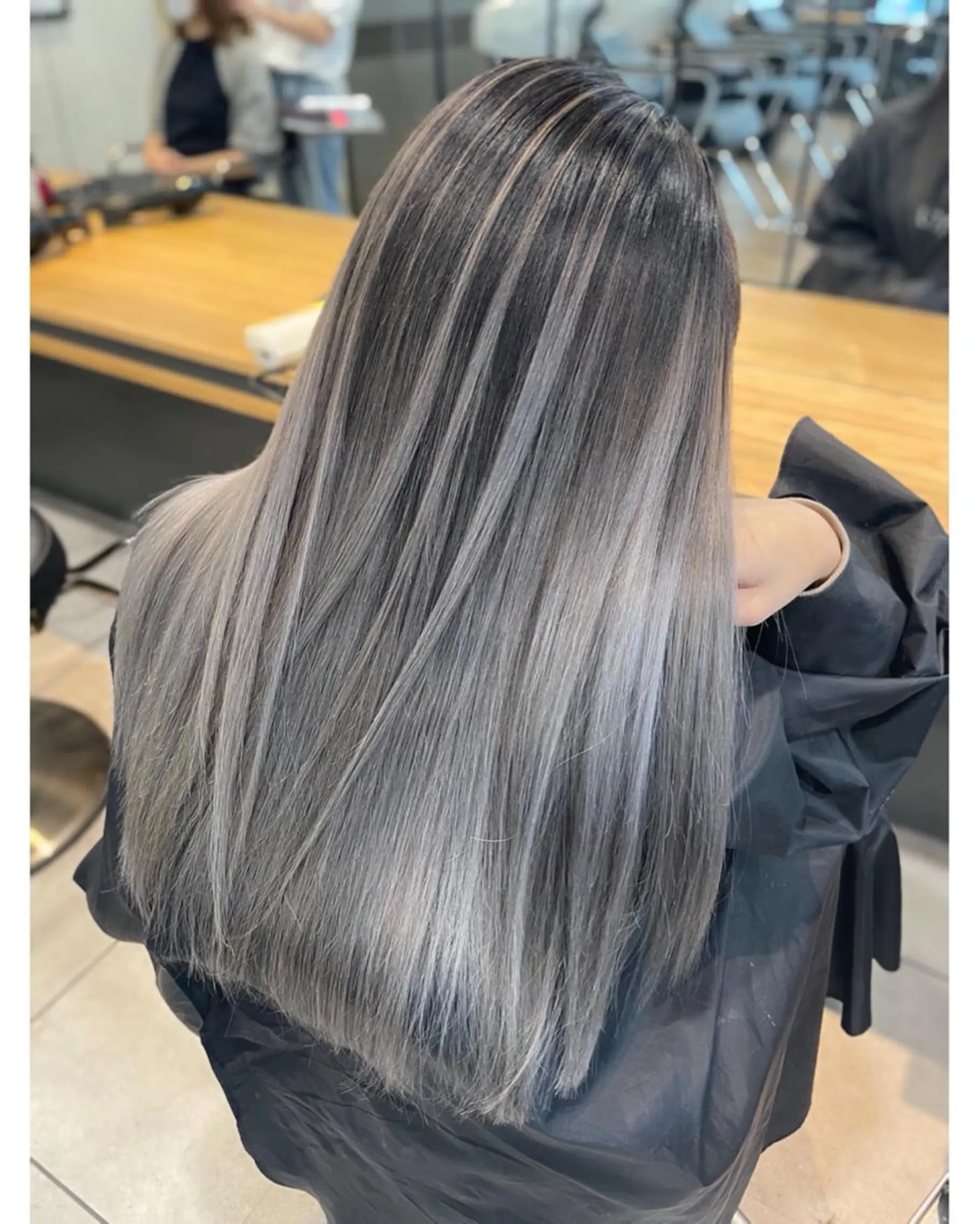 セミロング レイヤーカット ヘアカラー 顔タイプ診断®︎ ハイトーンカラーのヘアスタイル