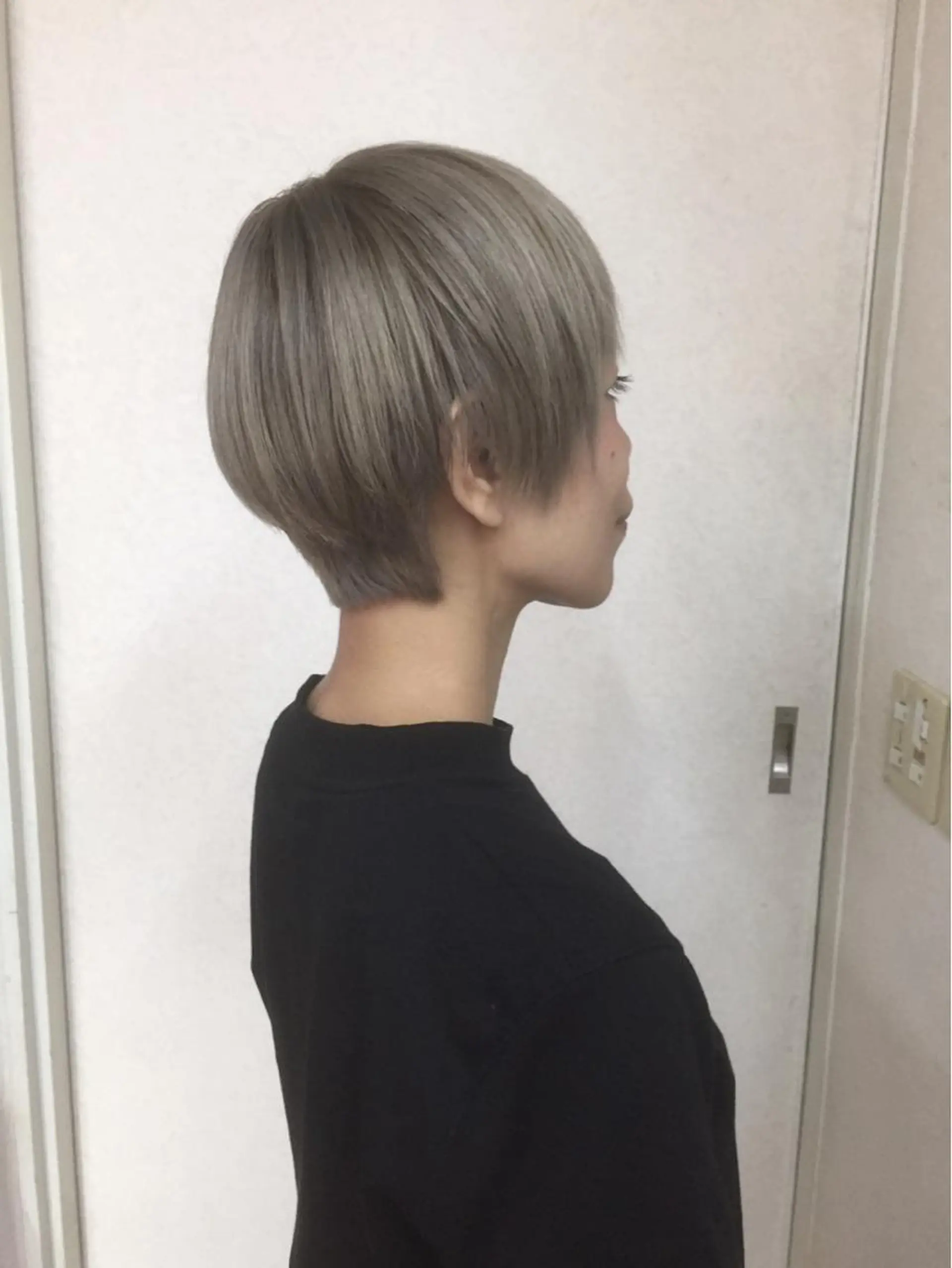 ショート カラー ネイル ブリーチ ダブルカラー グレージュ 外国人風カラー ホワイト カット BOB所属・三輪 太一のヘアスタイル