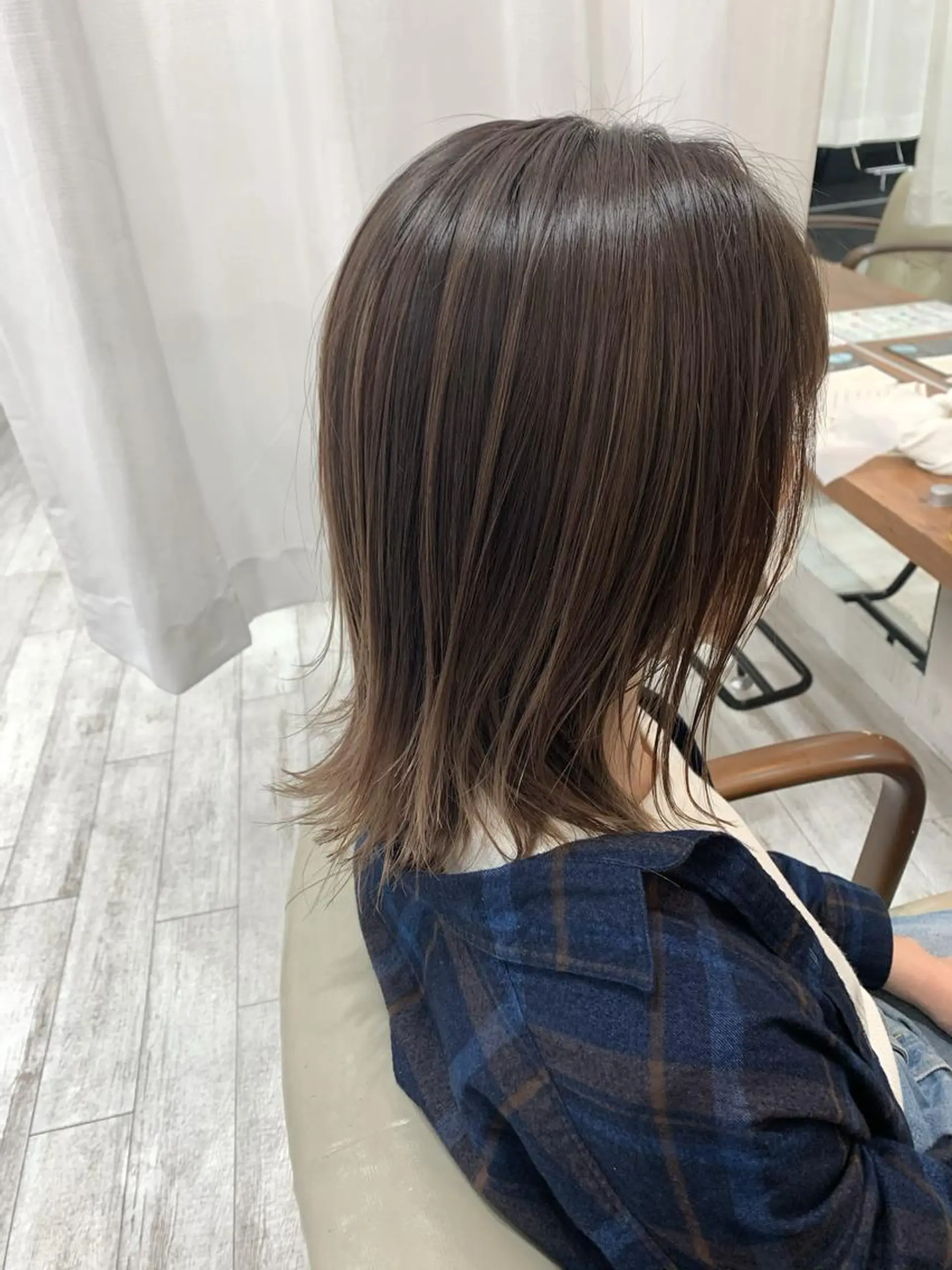 ミディアム カラー バレイヤージュ グレージュ レイヤーカット brace 立花のヘアスタイル