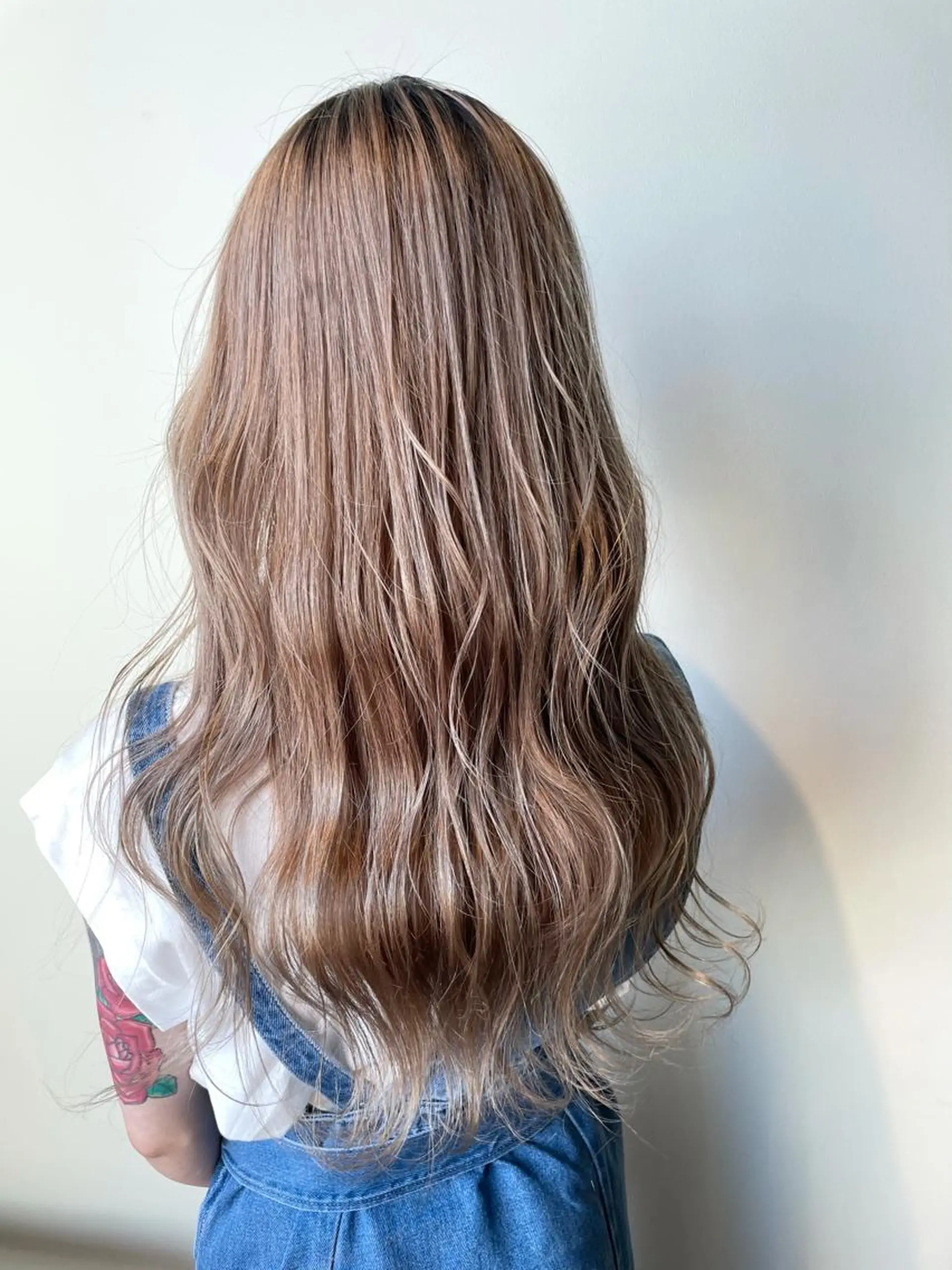ロング カラー ベージュカラー ミルクティーベージュ カット ヘアカラー トリートメント レイヤー/艶カラー 🫧守利のヘアスタイル