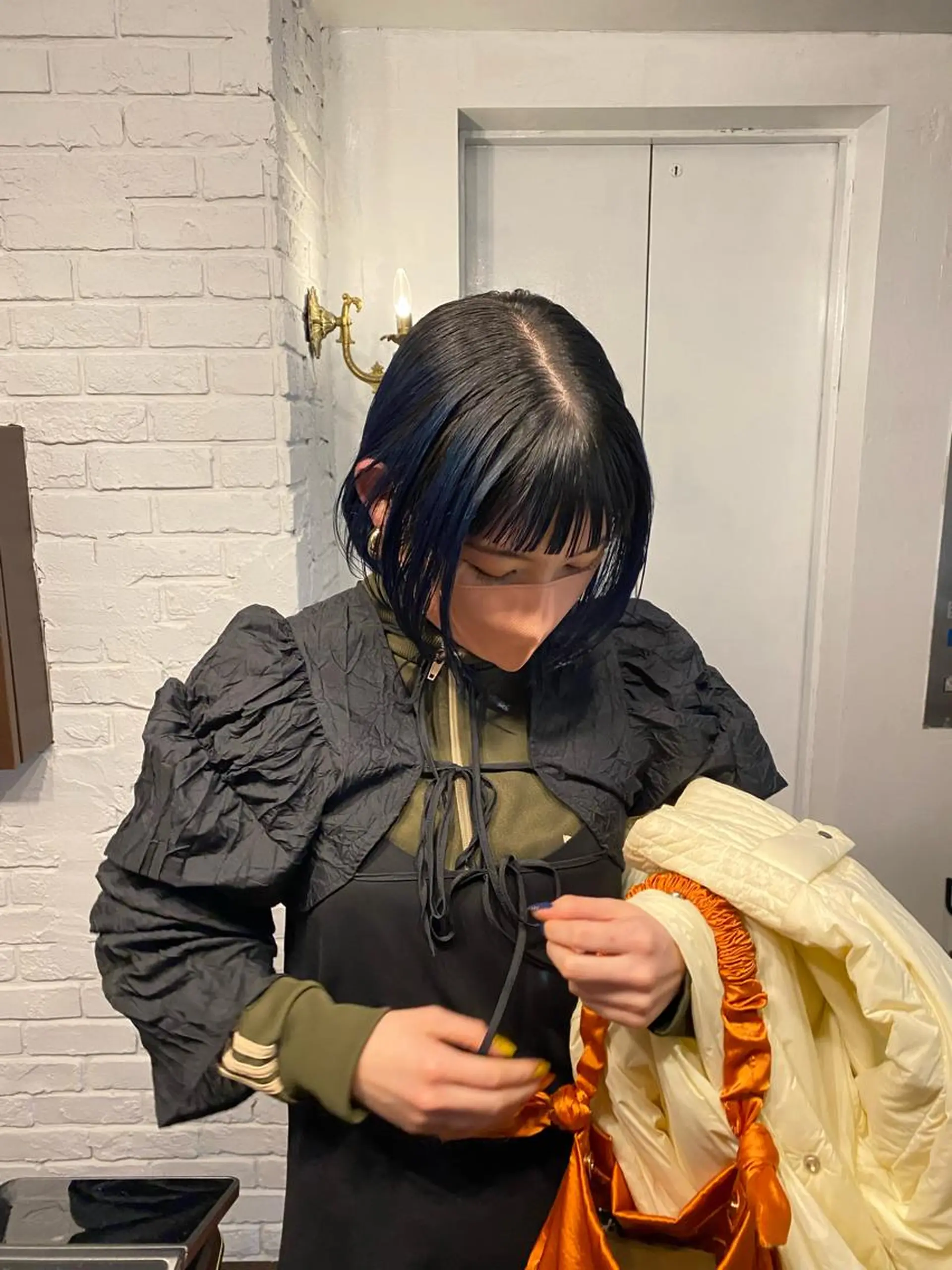 ミディアム カラー ヘアアレンジ アイブロウ 黒髪 ブルーカラー ブルーブラック ネイビーカラー 眉カラー 韓国ヘア×髪質 改善🇰🇷シオリのヘアスタイル