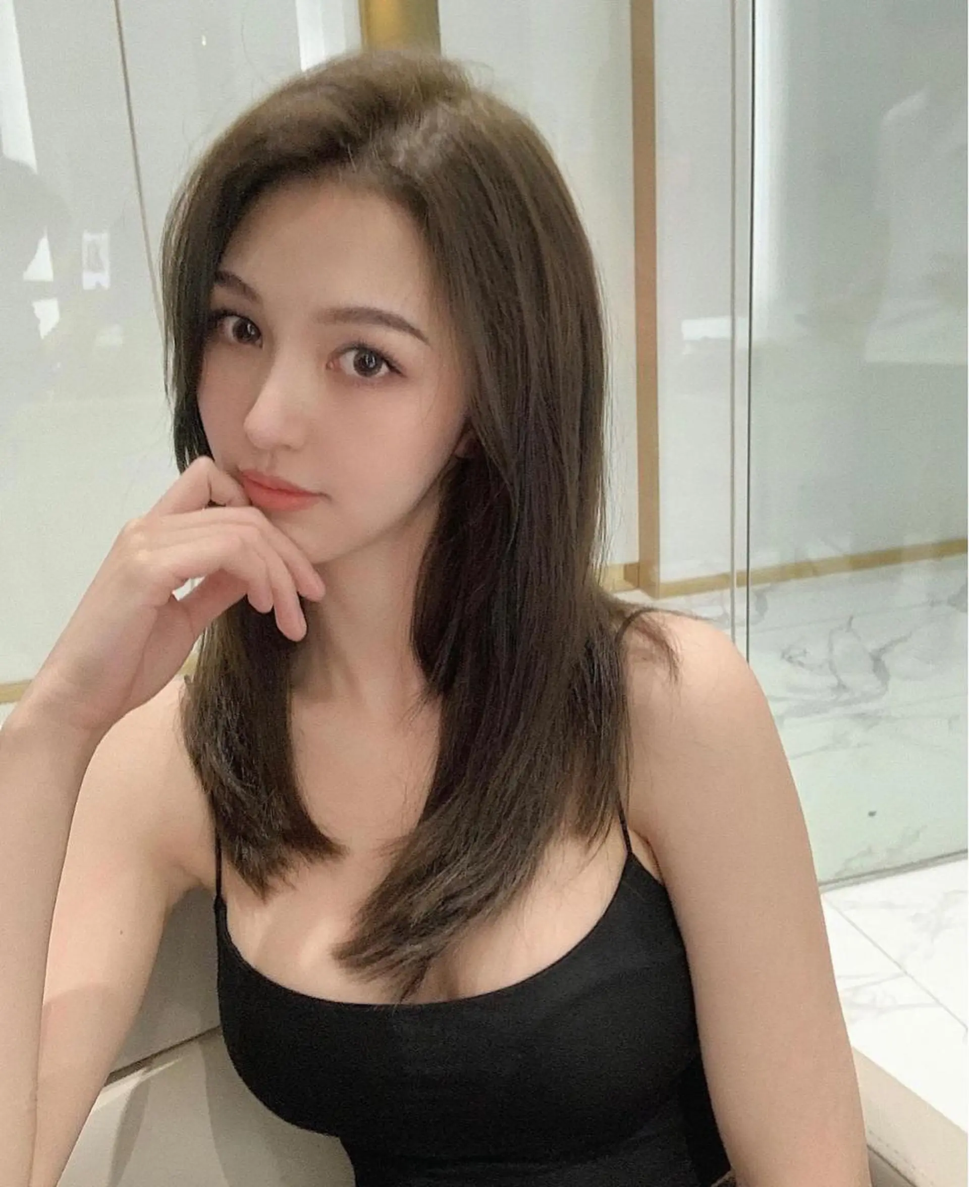 ミディアム カラー くびれヘア 韓国風ヘア 小顔カット オルチャンヘア ワンホンヘア カット ヘアカラー トリートメント 鈴木 一貴のヘアスタイル