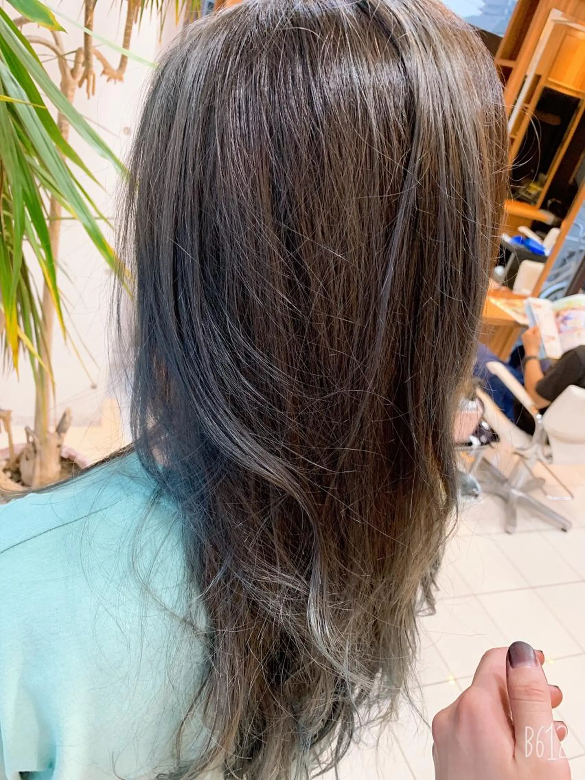 セミロング カラー 白髪ぼかしハイライト 柳川拓哉のヘアスタイル