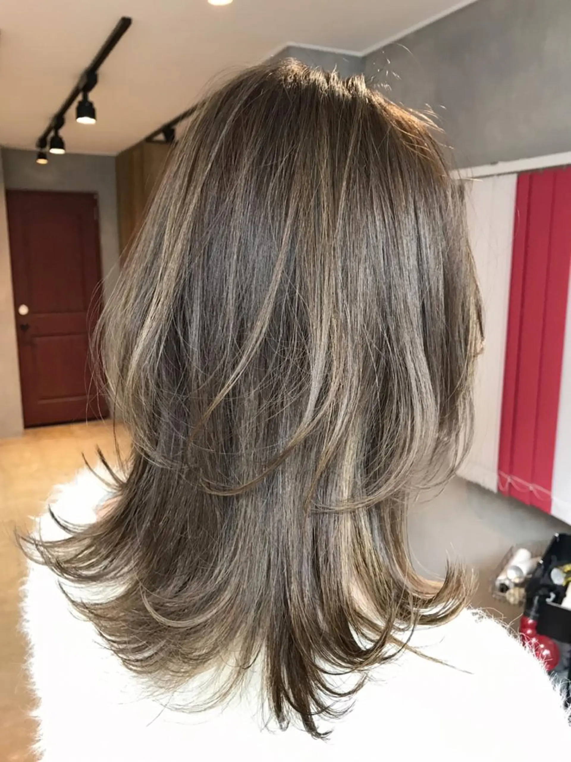 ミディアム レイヤーカット カット ヘアカラー トリートメント 5Five所属・タカサキ ケイタのヘアスタイル