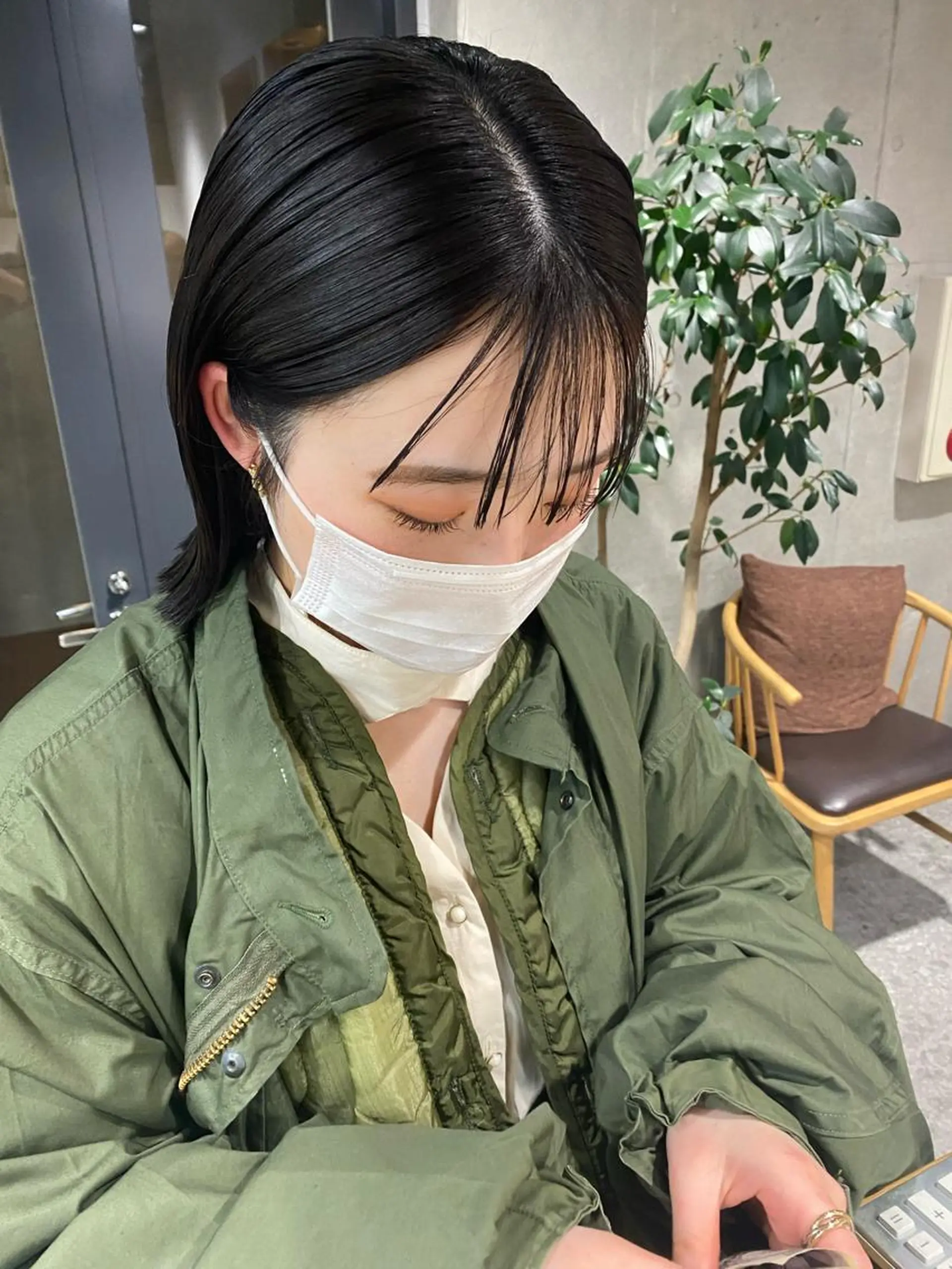 ミディアム カラー 黒髪 Yahiko ハイトーンのヘアスタイル