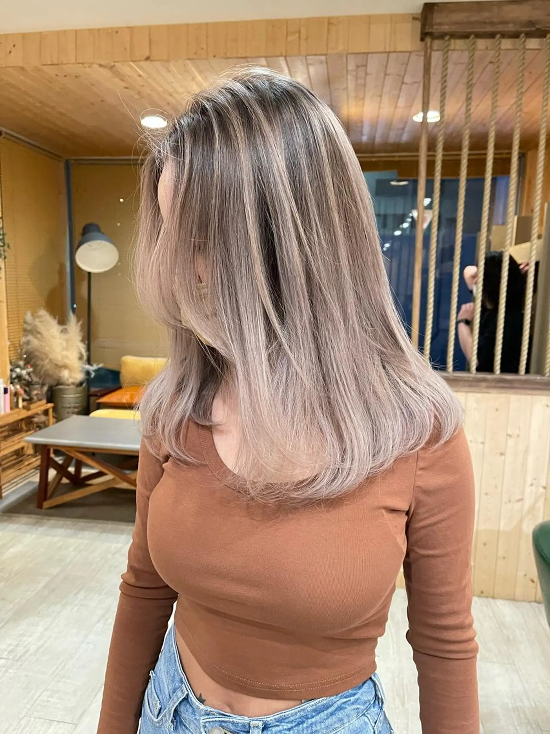 セミロング カット ヘアカラー 韓国レイヤー外国人風 透明感カラー髪質改善のヘアスタイル