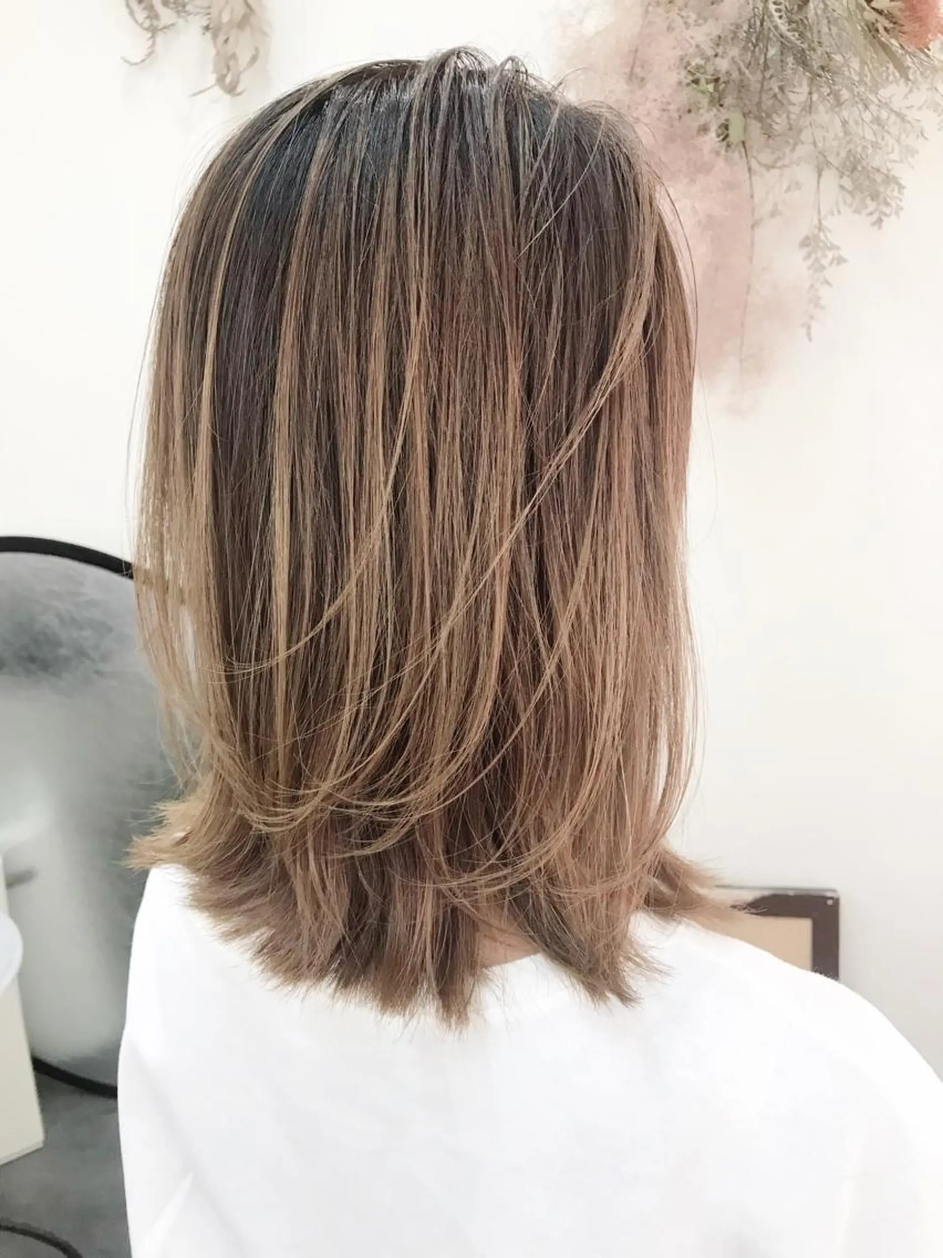 ミディアム カラー ヘアアレンジ お団子ヘア 結婚式・ブライダル 切りっぱなしボブ バレイヤージュ デザインカラー Mariana/ 鶴原-ハイライトのヘアスタイル