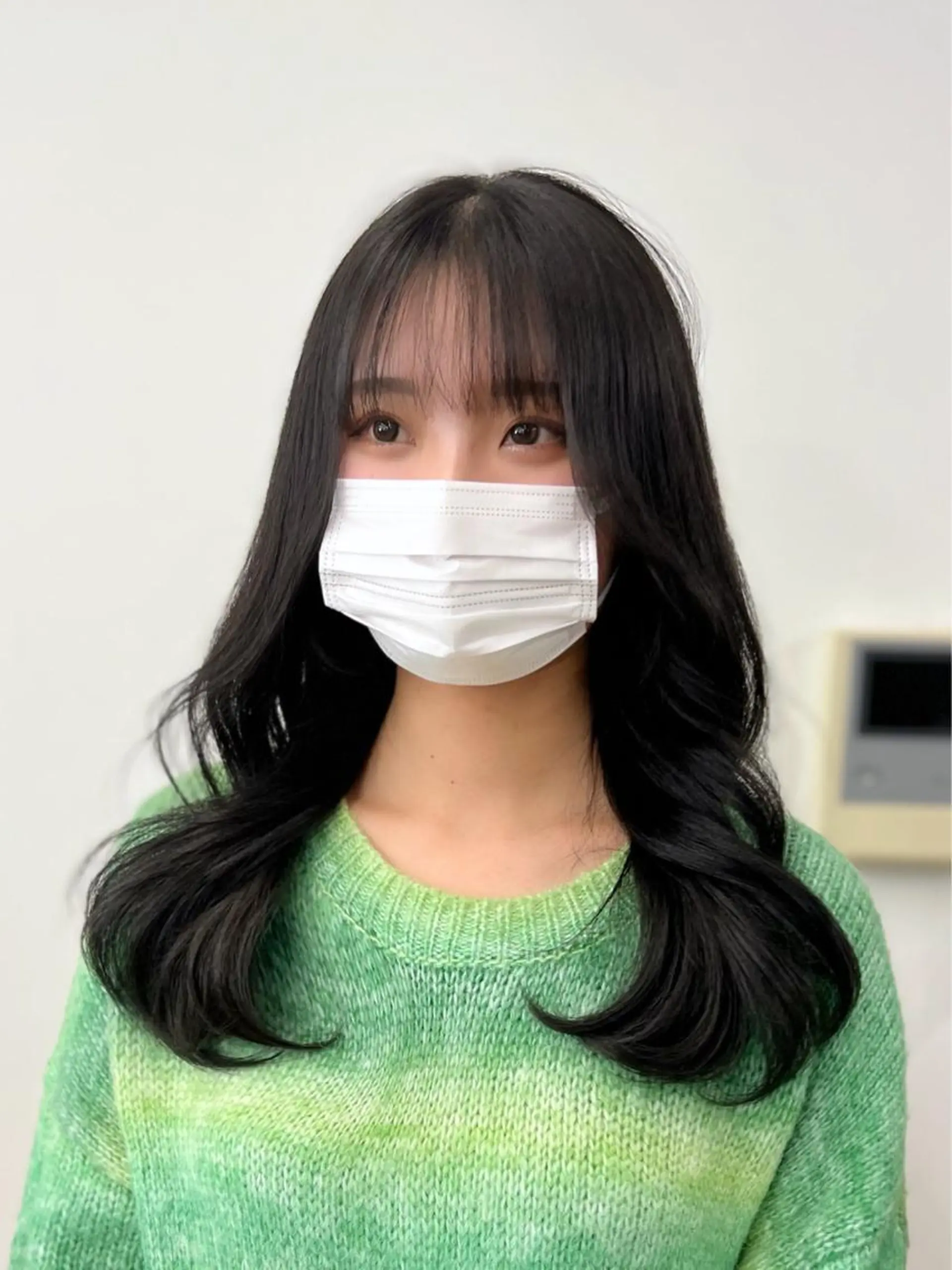 セミロング カラー パーマ ヘアアレンジ メンズ キッズ ネイル マツエク・マツパ アイブロウ メンズインナーカラー メンズ韓国風 黒髪 ブルーカラー ブルーブラック カット ヘアカラー トリートメント 武田涼レイヤーカット 髪質改善×縮毛矯正のヘアスタイル