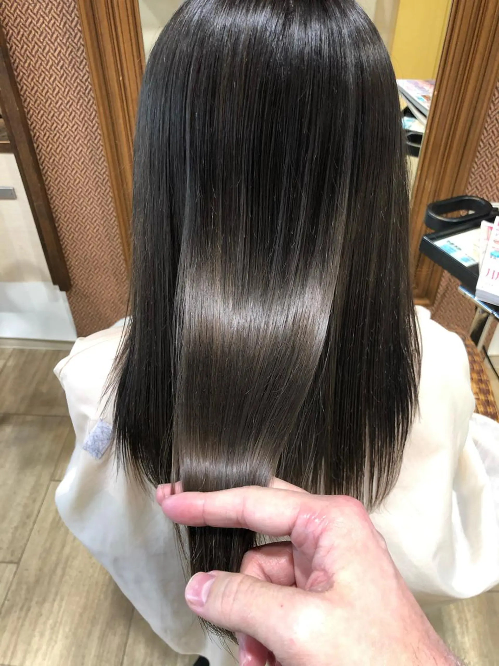 ミディアム カラー ブリーチ 透明感カラー ダークグレー 髪質改善 ヘアカラー KIZU 髪質改善 オカルト怪談のヘアスタイル