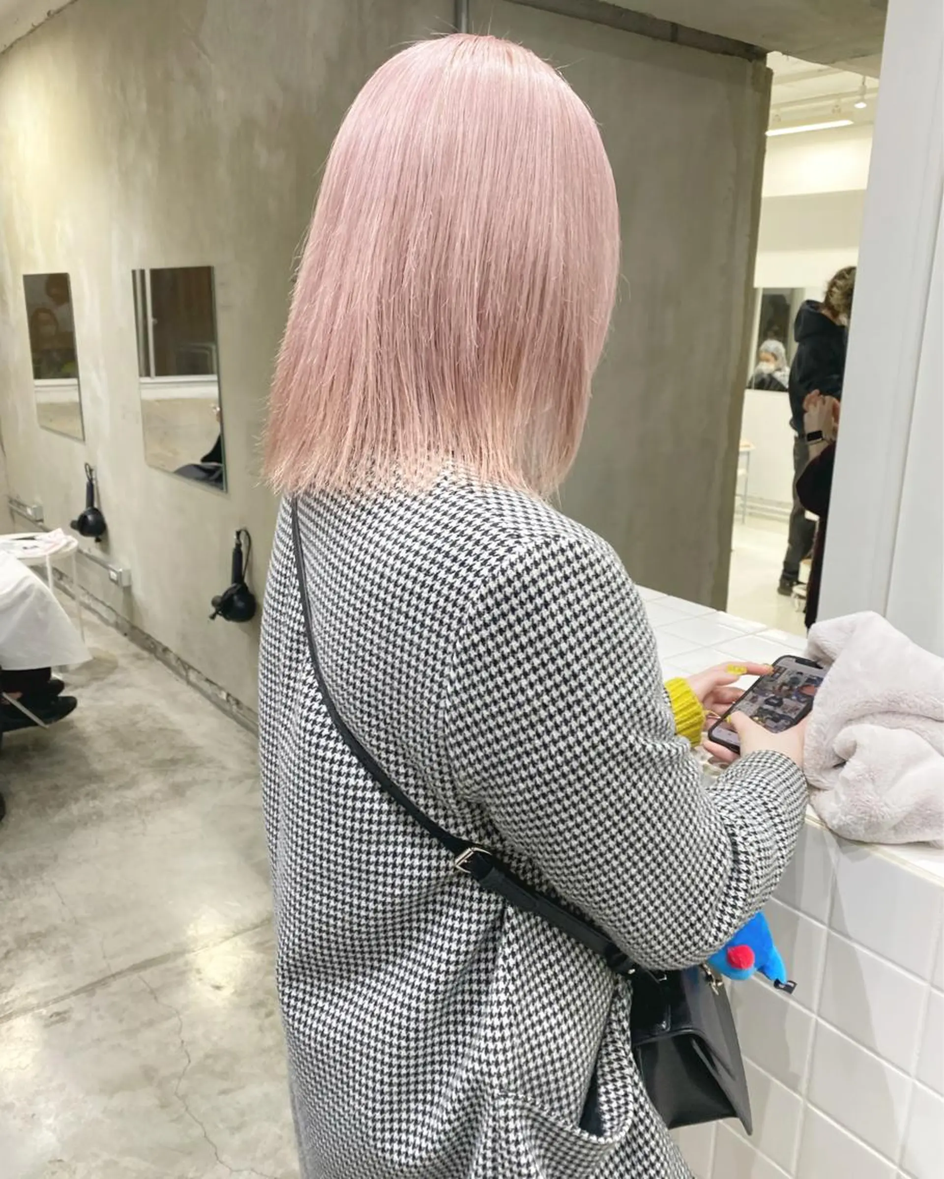 ミディアム カラー ヘアアレンジ 切りっぱなしボブ アッシュ アッシュグレー ベージュカラー 黒髪 抜きっぱなしブロンド ササキカズマのヘアスタイル