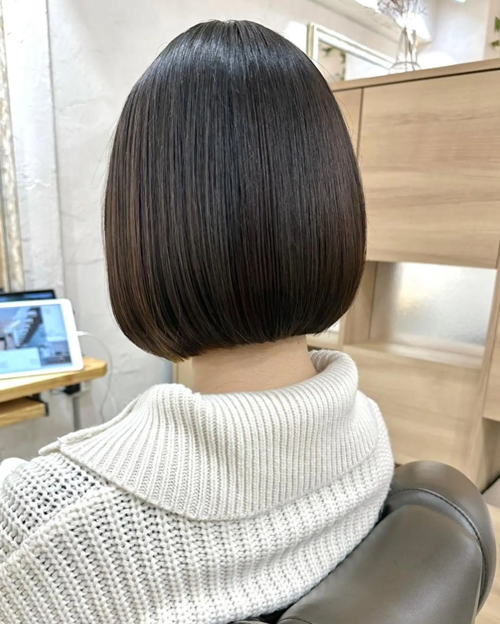 ショート カラー パーマ 切りっぱなしボブ 前下がりボブ ショートボブ 黒髪 イヤリングカラー 銀座No.1髪質改善 縮毛矯正/本木のヘアスタイル