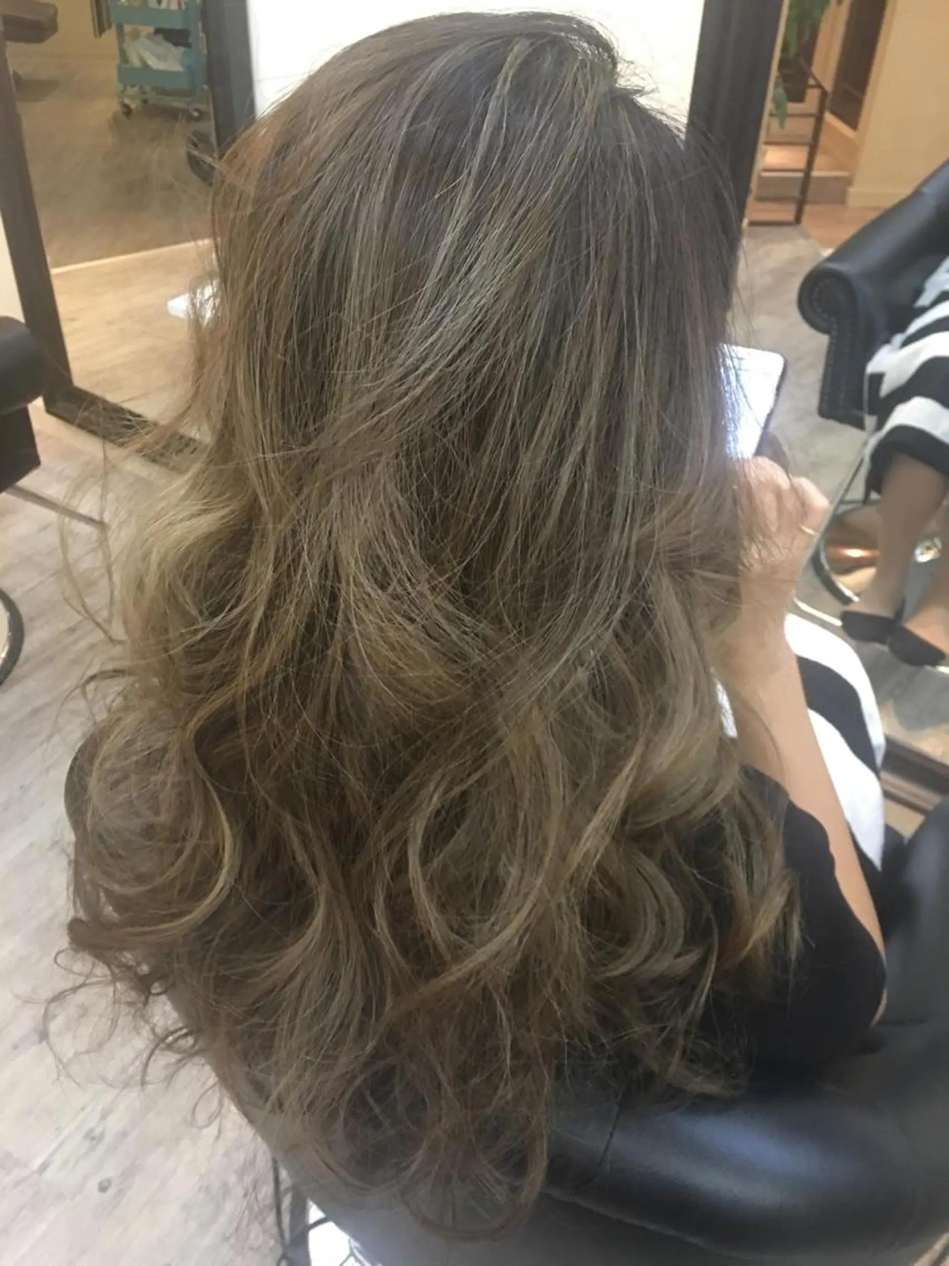 ロング カラー 鶴見 和美のヘアスタイル