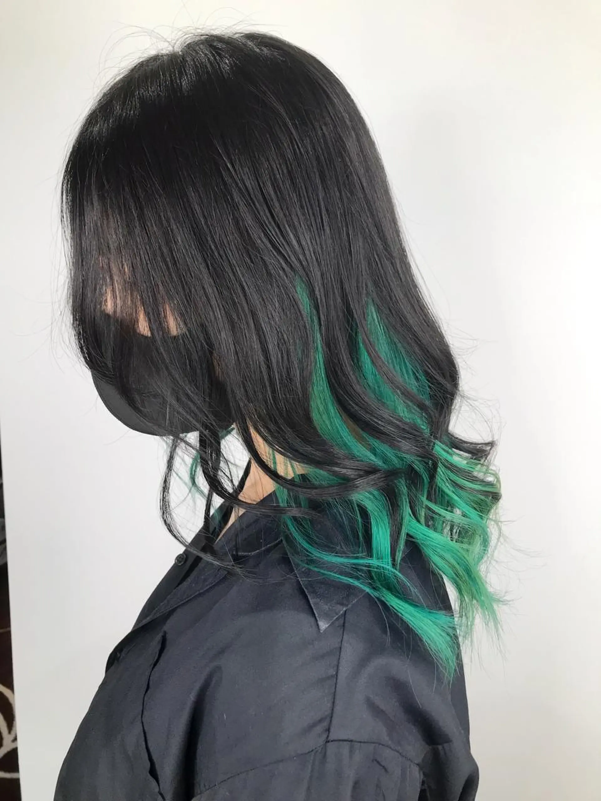 ミディアム カラー エメラルドグリーン カット ヘアカラー インナーカラー/ ストレート/奥野洸也のヘアスタイル