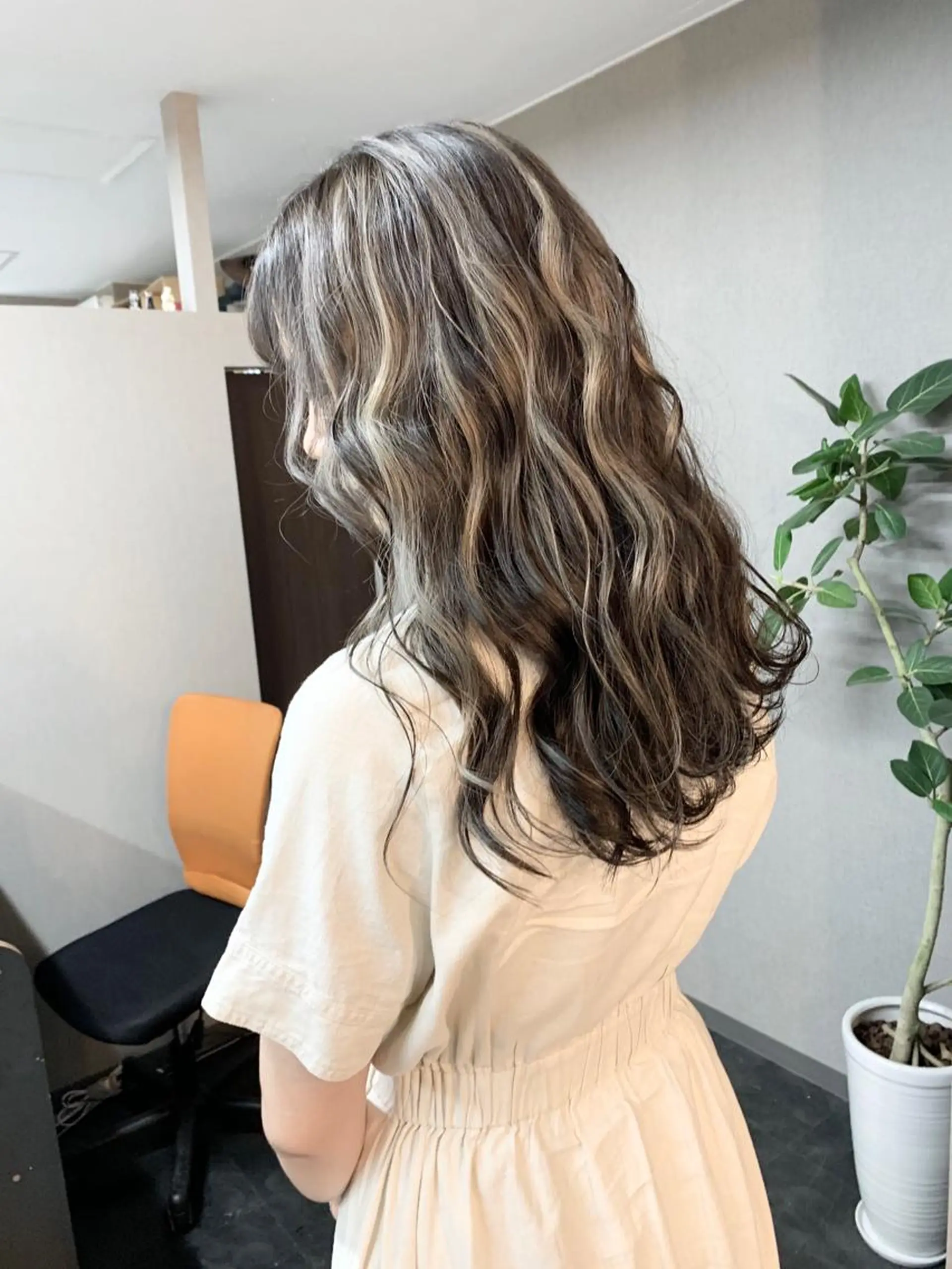 ロング アッシュ ハイライト レイヤーカット ヘアカラー Selene hair OSAKAのヘアスタイル
