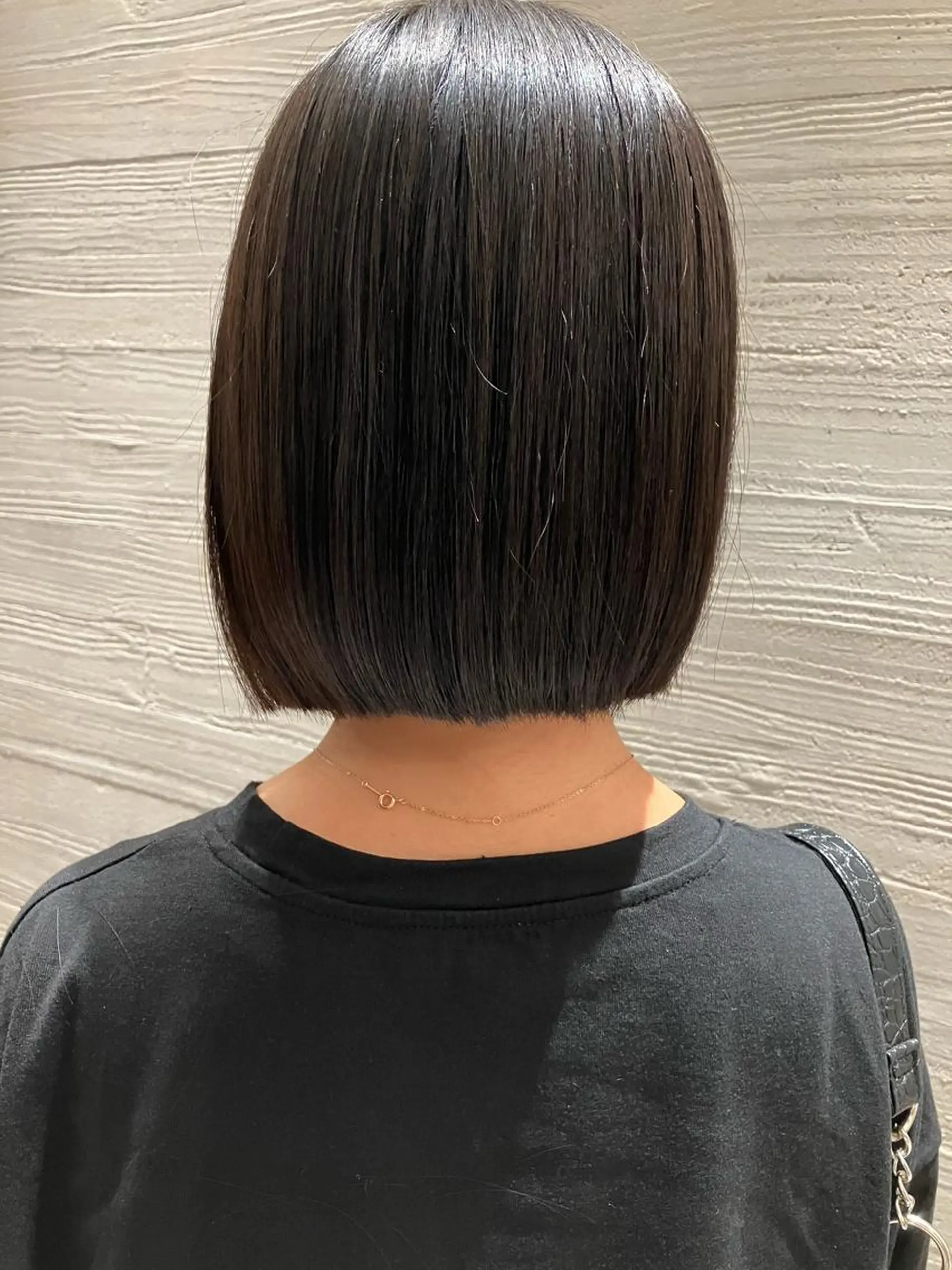 ショート ワンレンボブ ボブ サキ🤍ハイトーン 🩰くびれ巻きヘアのヘアスタイル