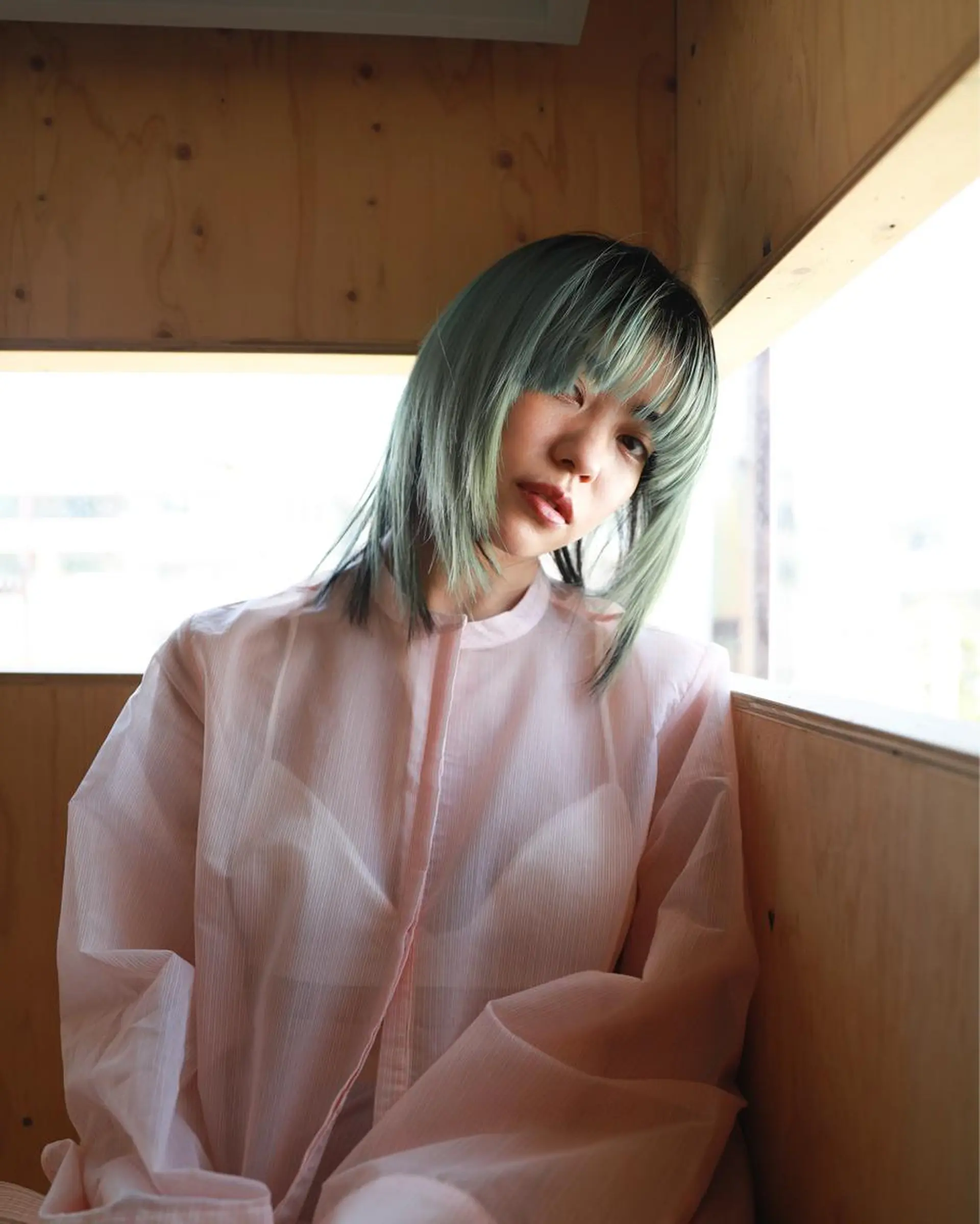 ミディアム カラー ウルフカット ブリーチカラーが人気 onnuのヘアスタイル