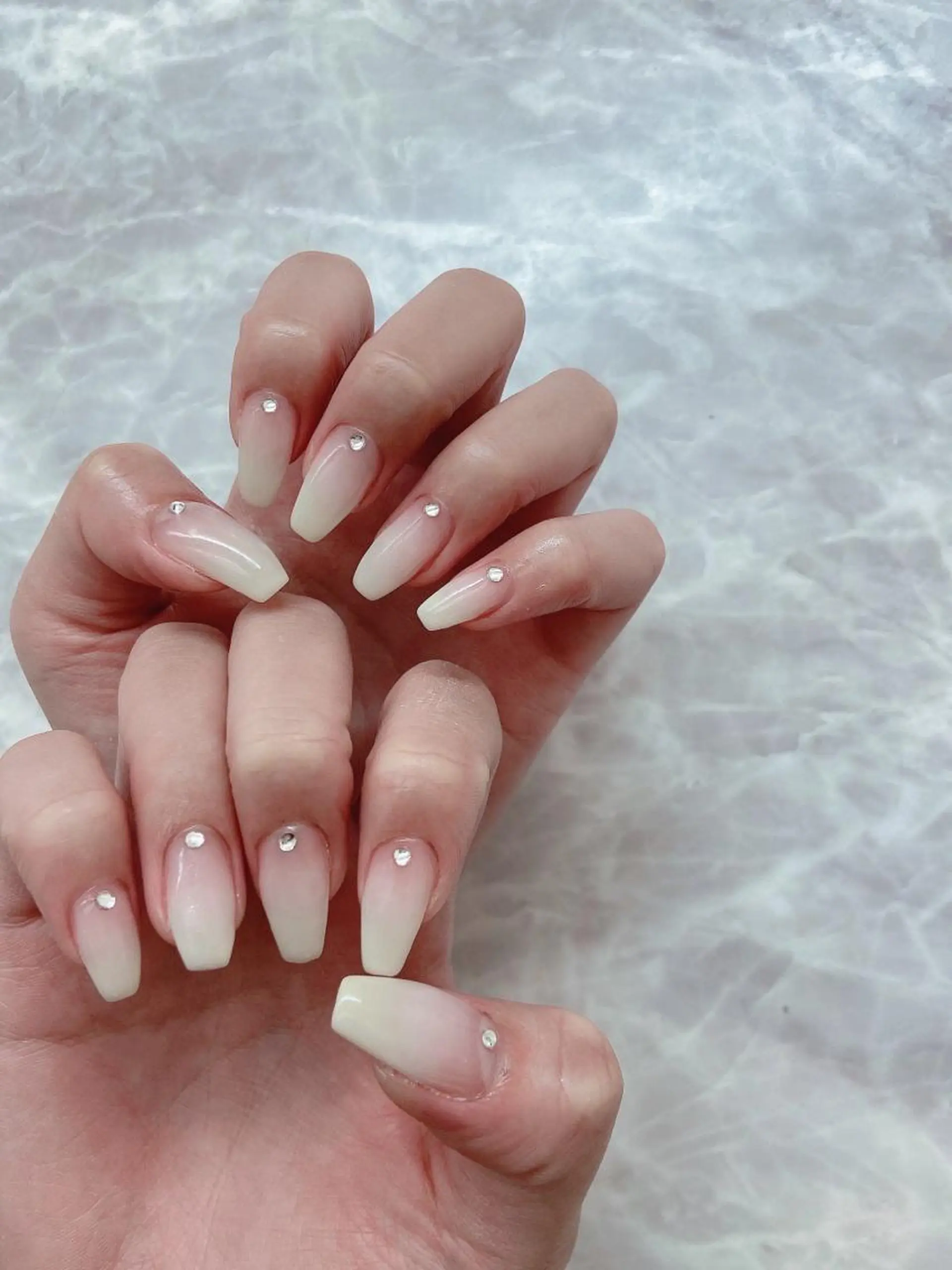 ネイル グラデーション ストーンネイル Nailist🌟 Wakanaのネイルデザイン