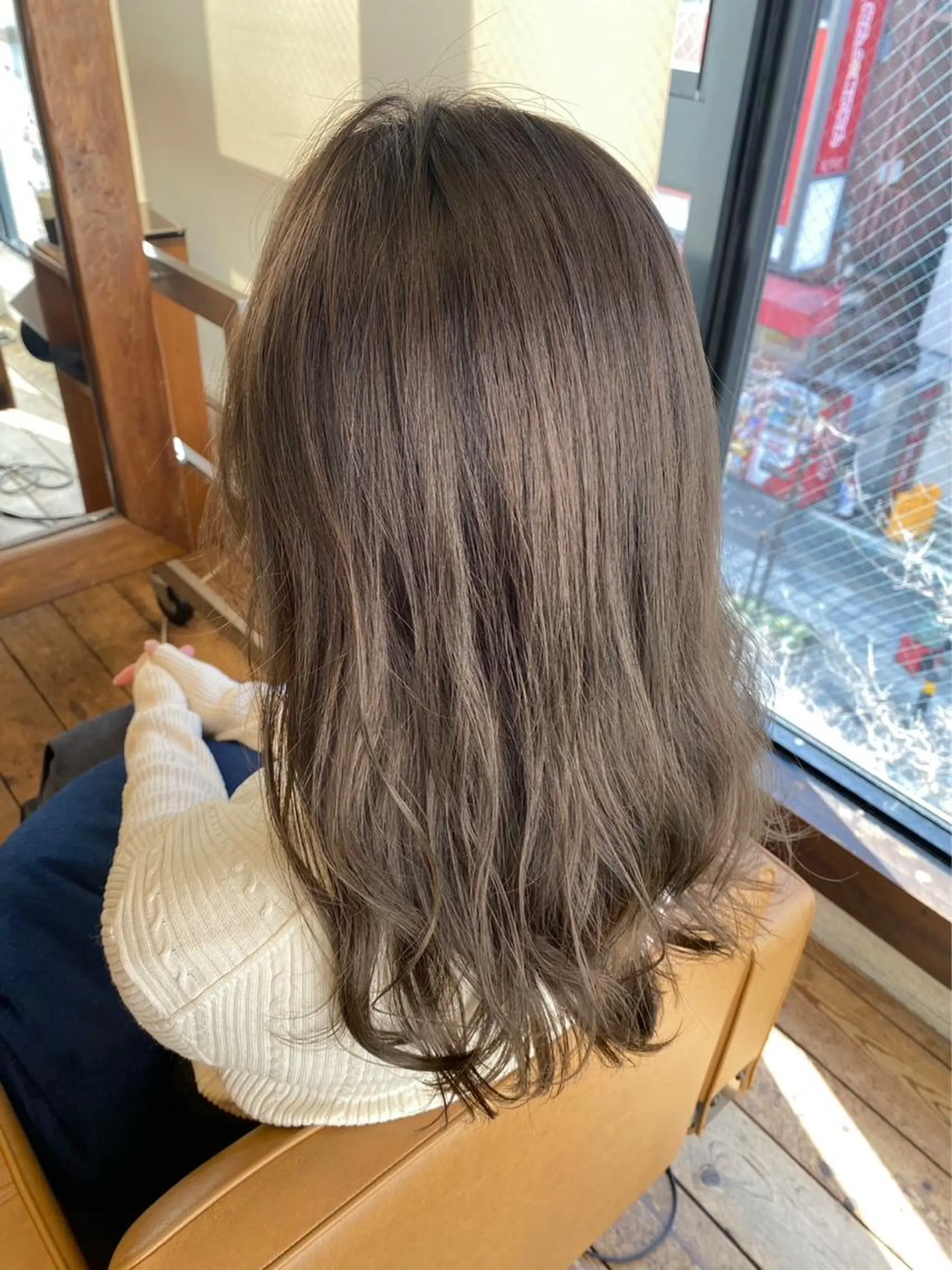 ロング カラー グレージュ -Lattan- 椎葉 智佳のヘアスタイル