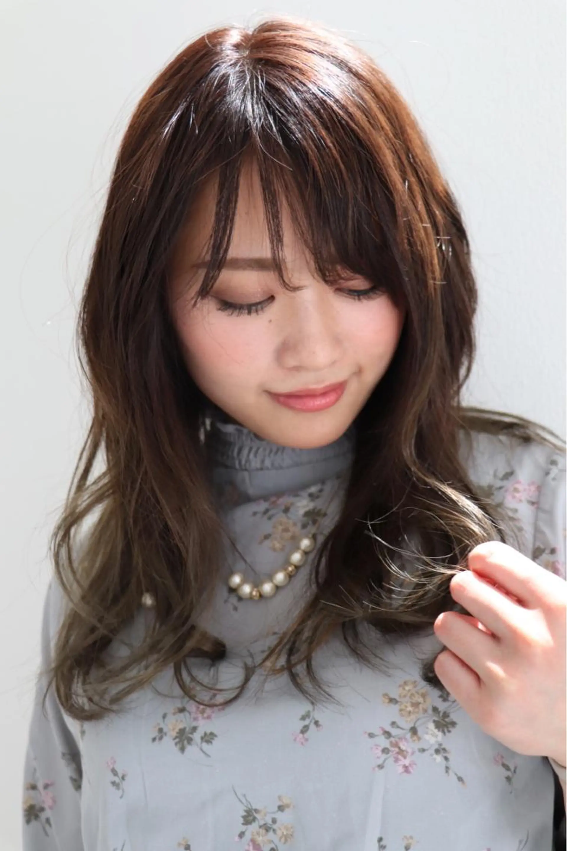 セミロング 髪質改善＆ブリーチ 伊勢　祐一郎のヘアスタイル