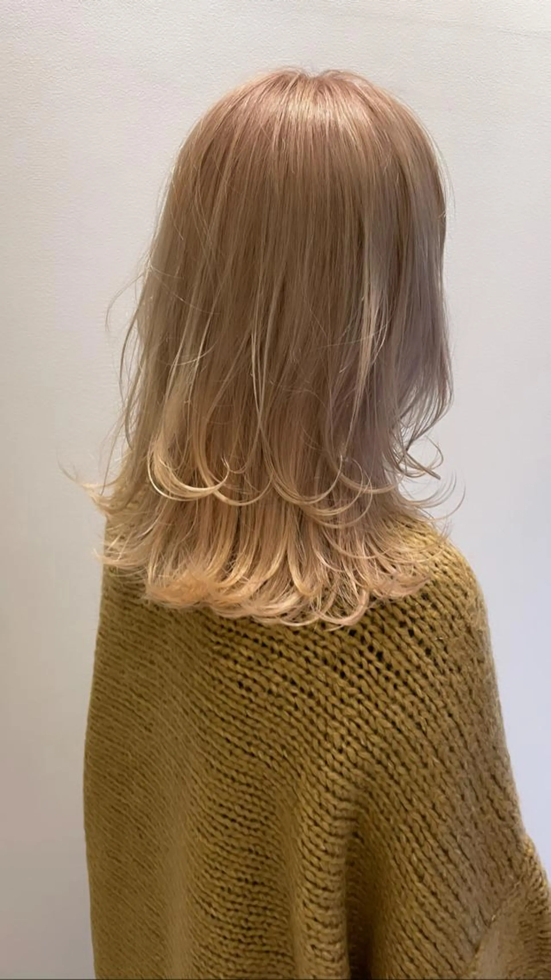 ミディアム カラー ヘアアレンジ ベージュカラー レイヤーカット 外ハネヘア ウルフカット CiNEMA daikanyama所属・透明感カラー🫧 今泉健太のヘアスタイル